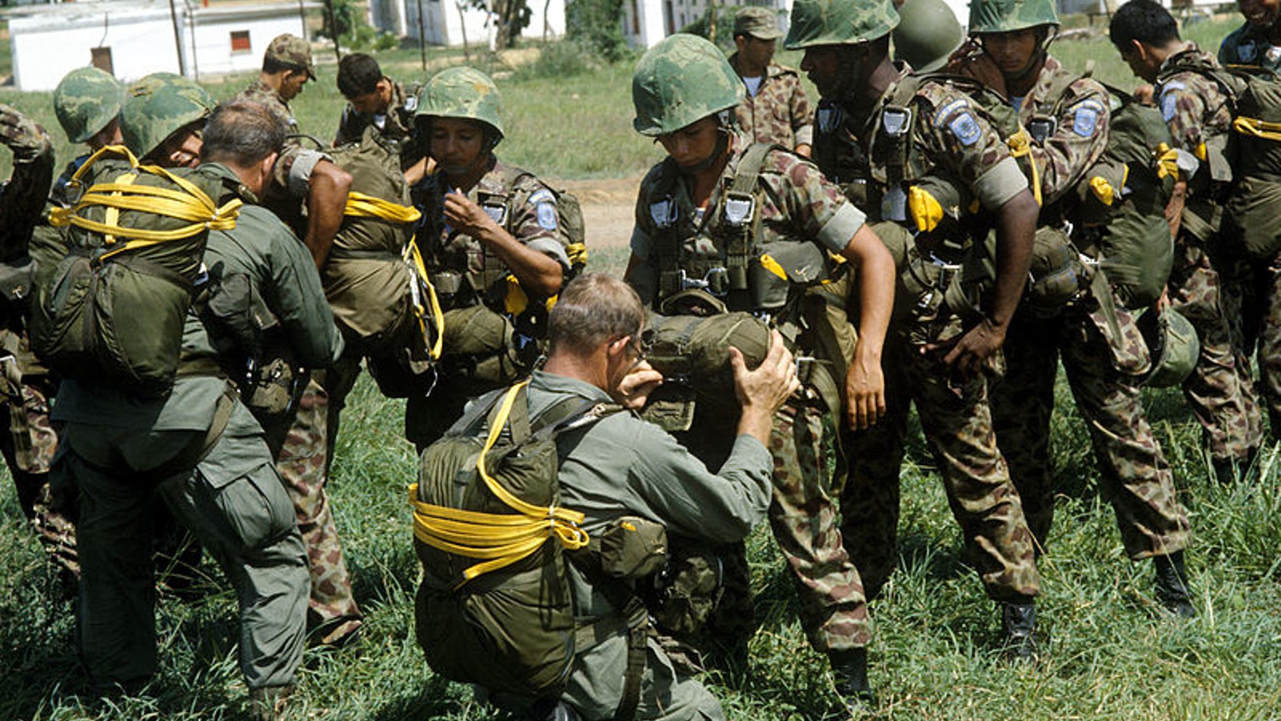 U.S. Army soldiers check the equipment of Colombian paratroopers. (Photo: Department of Defense)
