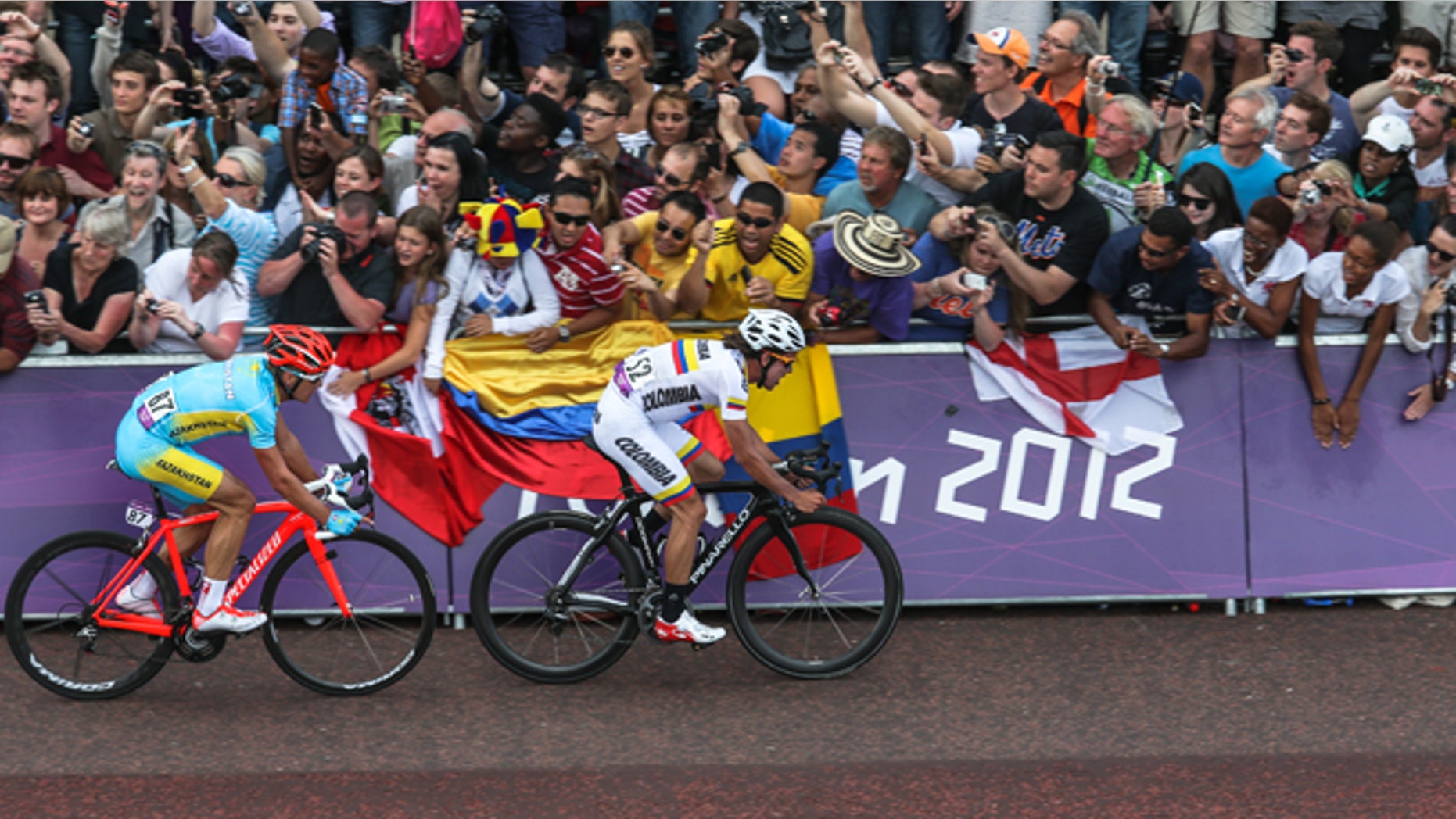 LONDON, ENGLAND - JULY 28: Alexandr Vinokurov of Kazakhstan shadows Rigoberto Uran Uran of Colombia on the mall ahead of winning the Gold Medal in a sprint during the Men's Road Race Road Cycling on day 1 of the London 2012 Olympic Games on July 28, 2012 in London, England.(Photo by Daniel Berehulak/Getty Images)