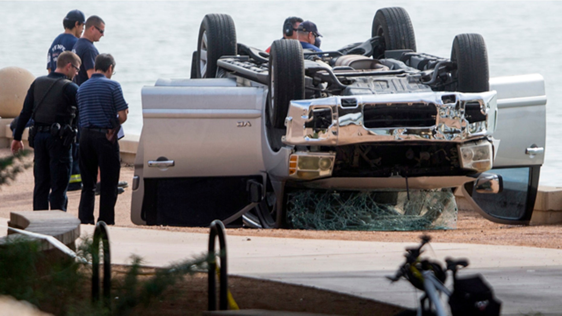 Oct. 18, 2015: Authorities investigate the scene where a vehicle went into Tempe Town Lake in Tempe, Ariz. (Patrick Breen/The Arizona Republic via AP)
