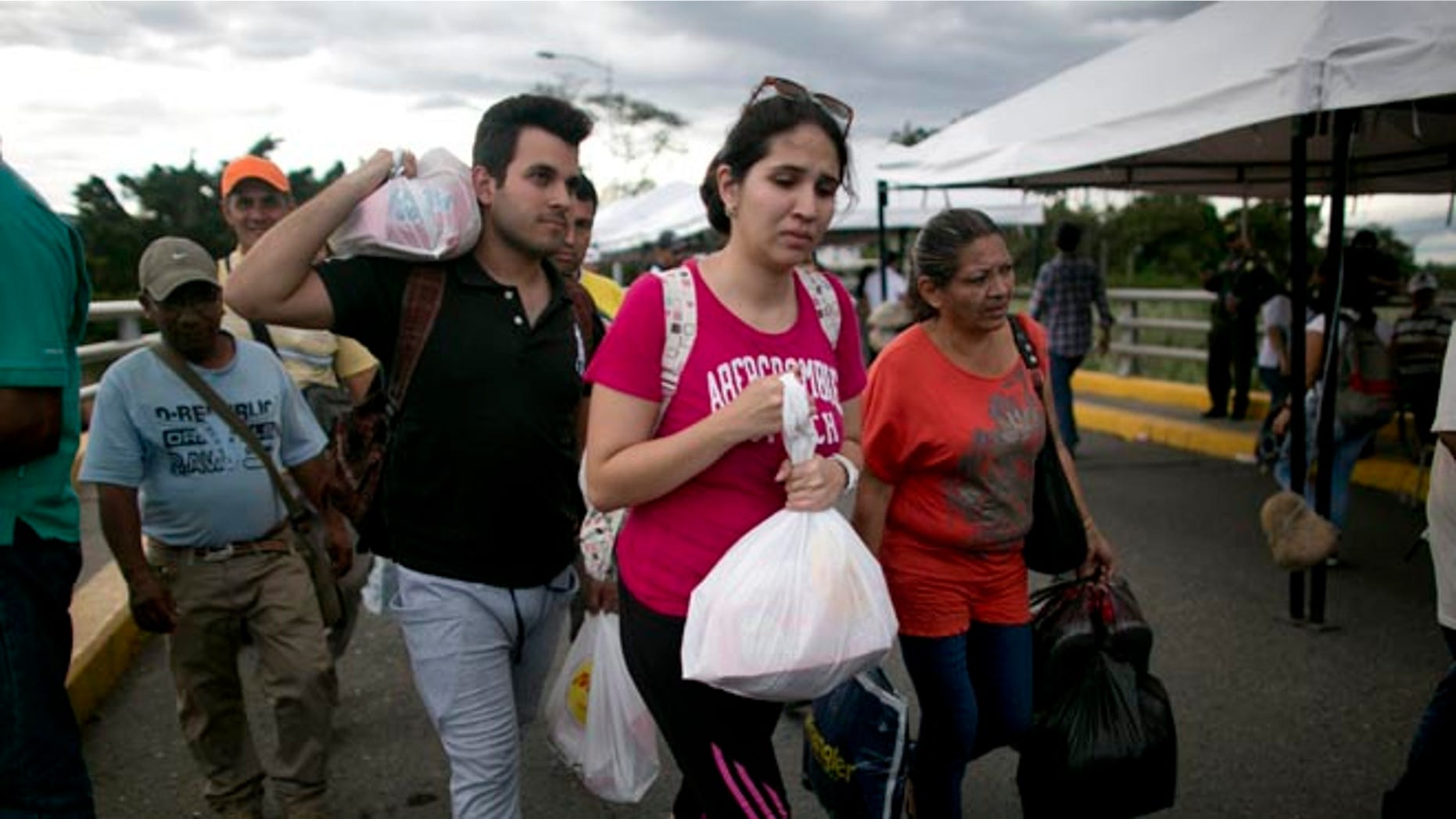 Venezuelans return through the Simon Bolivar bridge in Cucuta, Colombia, July 17, 2016.