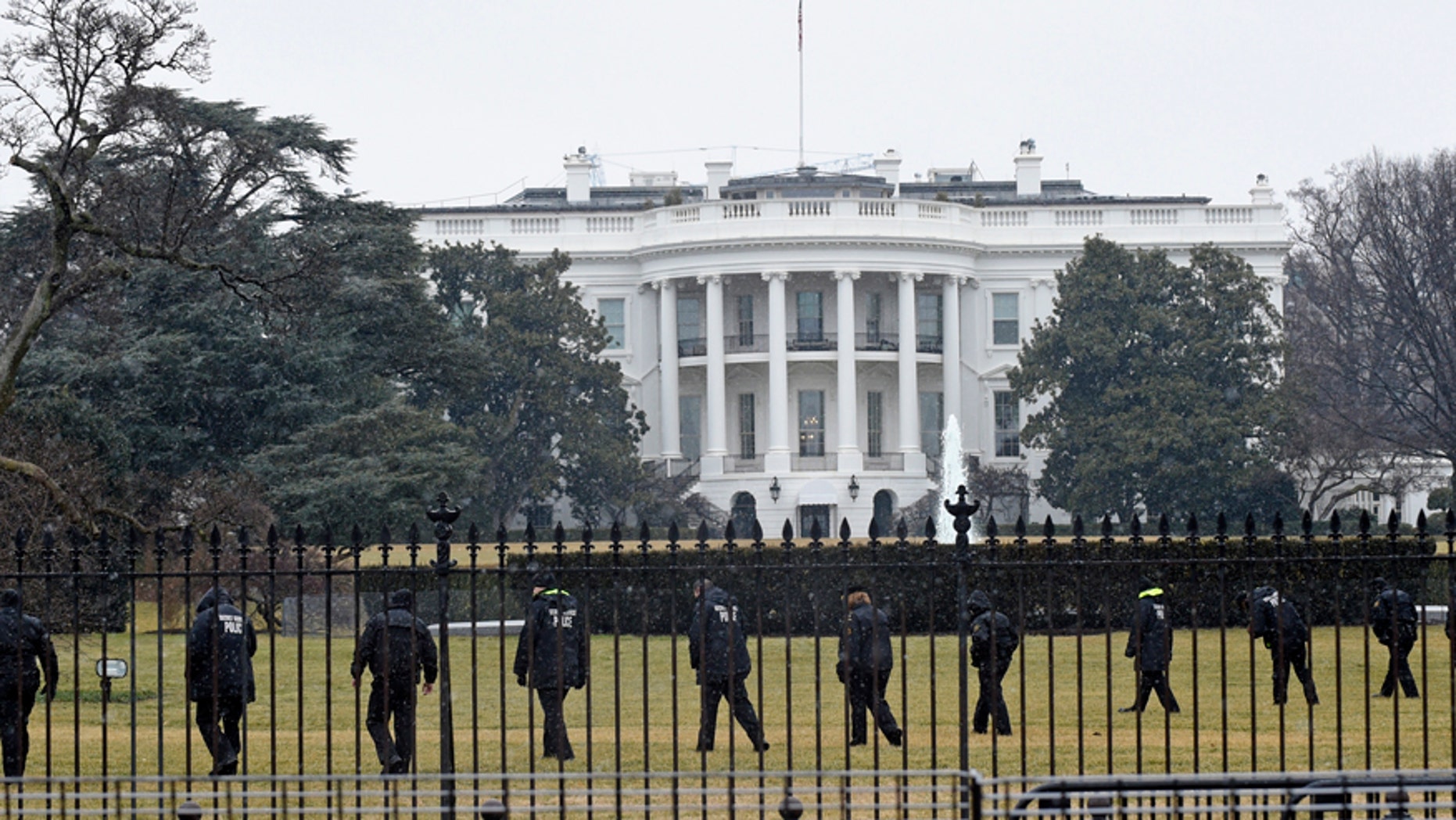 Secret Service officers search the south grounds of the White House in Washington, Monday, Jan. 26, 2015.