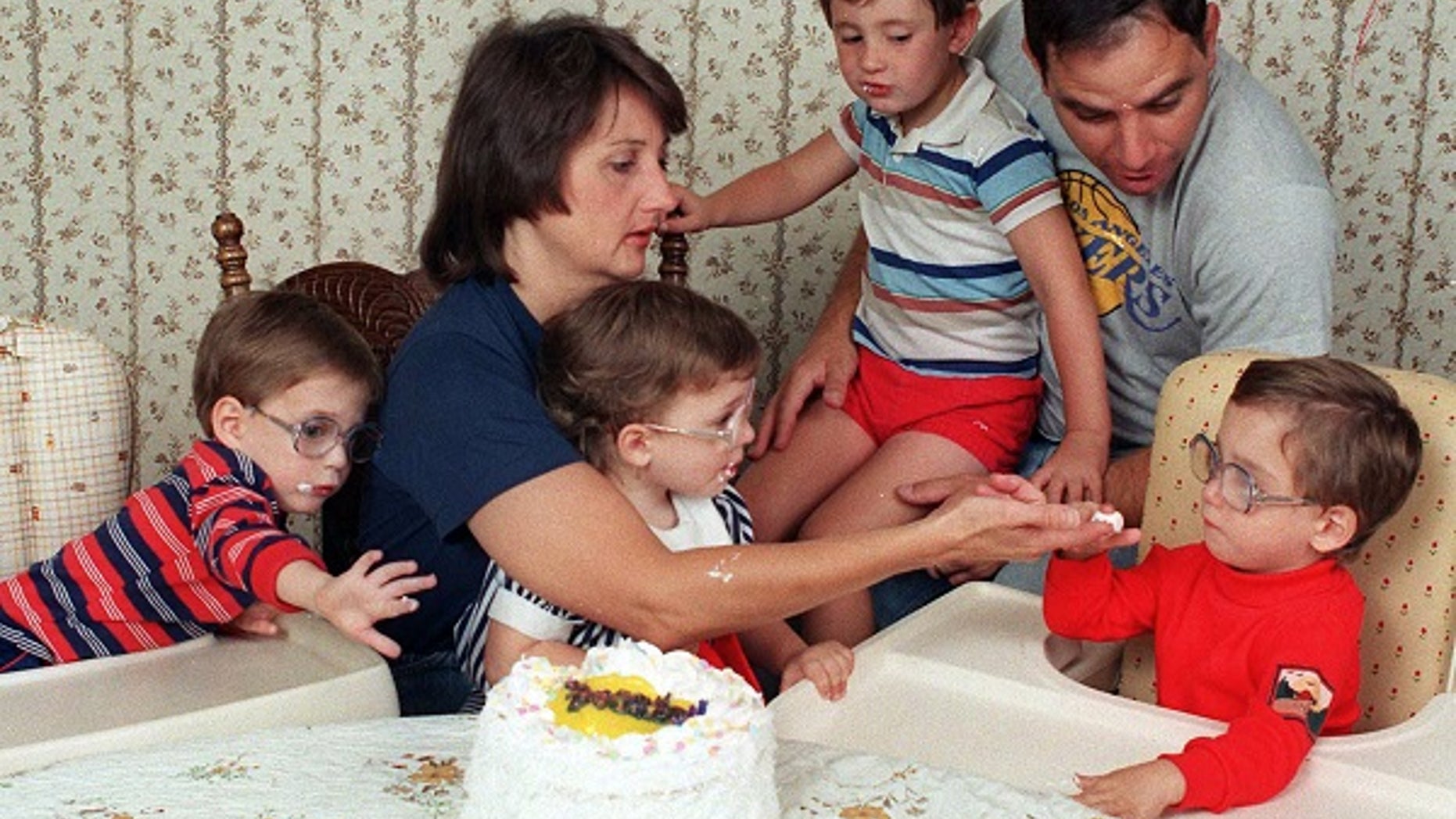 Patricia Frustaci, who gave birth to the nation's first septuplets, dies at 63.