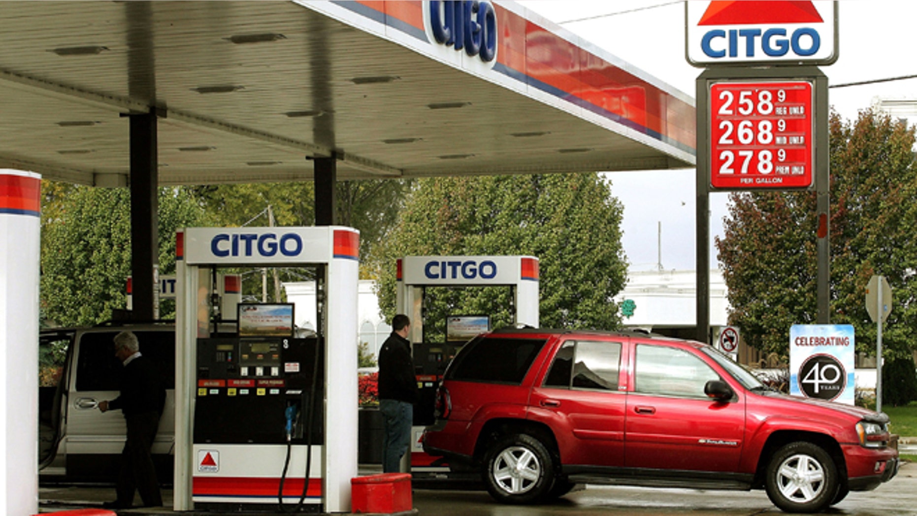NILES, IL - OCTOBER 24: Motorists pump gasoline into their vehicles at a Citgo gas station October 24, 2005 in Niles, Illinois. Gasoline prices on the retail level dropped in the past two weeks about 25-cents a gallon in the U.S. (Photo by Tim Boyle/Getty Images)