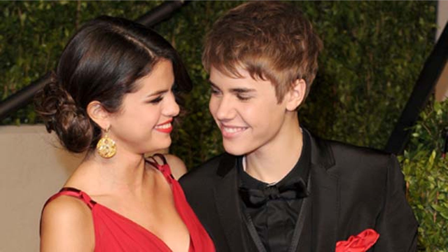 WEST HOLLYWOOD, CA - FEBRUARY 27: Singer/actress Selena Gomez and singerJustin Bieber arrive at the Vanity Fair Oscar party hosted by Graydon Carter held at Sunset Tower on February 27, 2011 in West Hollywood, California. (Photo by Craig Barritt/Getty Images)