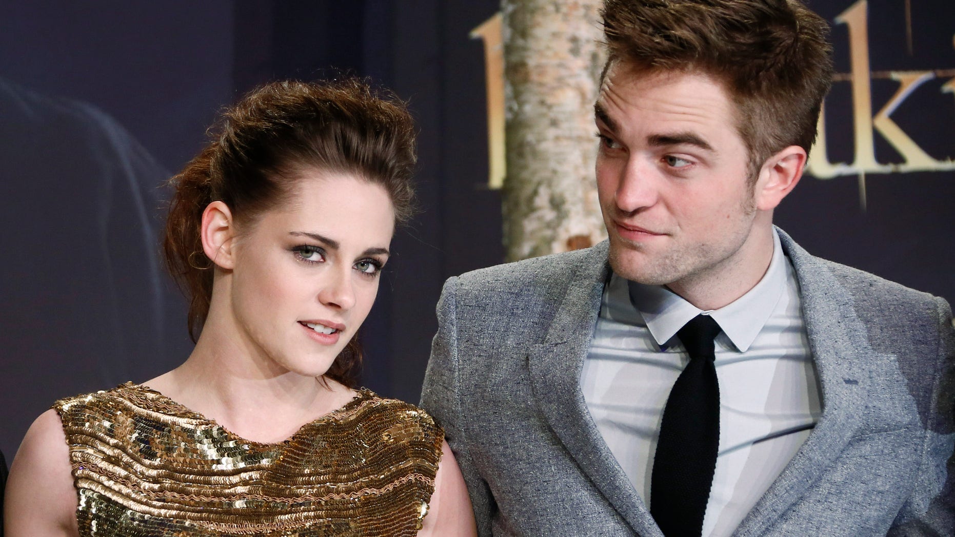 Cast members Robert Pattinson (R) and Kristen Stewart pose for pictures before the German premiere of The Twilight Saga: Breaking Dawn Part 2 in Berlin, November 16, 2012. REUTERS/Thomas Peter (GERMANY - Tags: ENTERTAINMENT) - RTR3AI1Q
