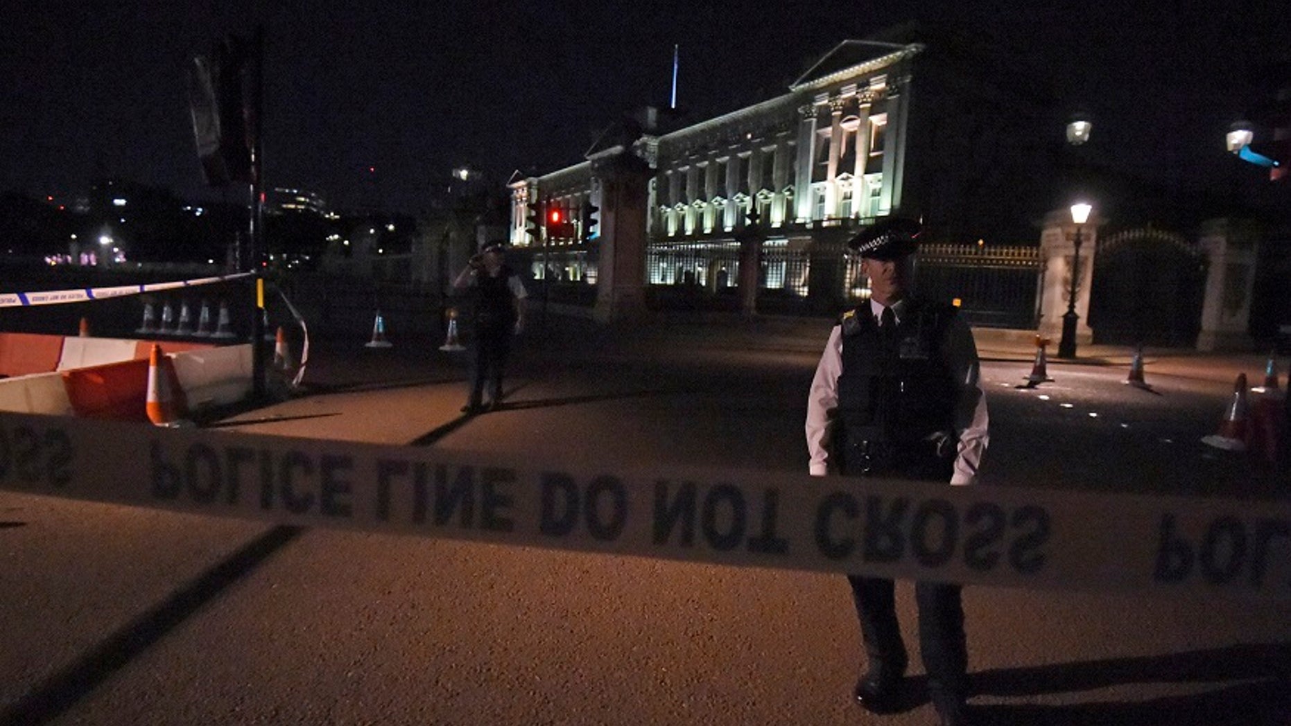 London police cordoned the area outside the Buckingham Palace after a man was arrested nearby.