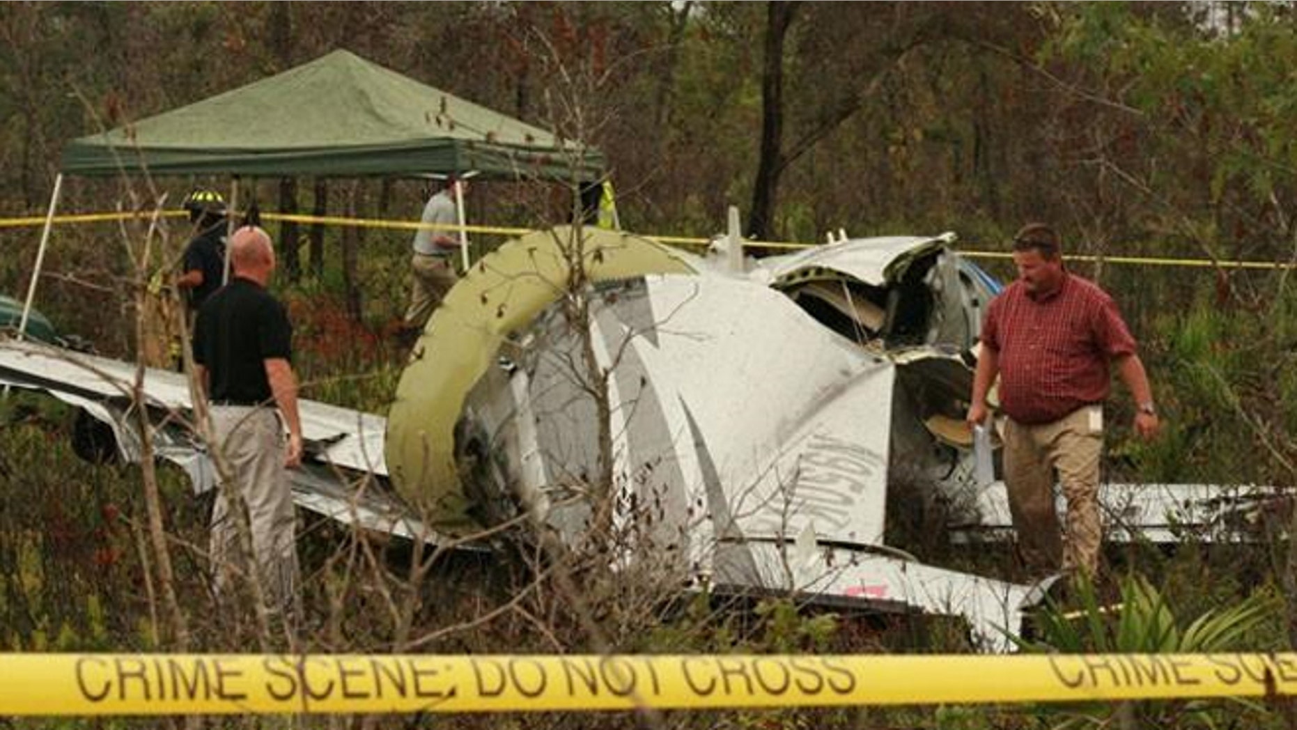 Investigators search where a plane crashed in Polk County, Fla., killing six family members.