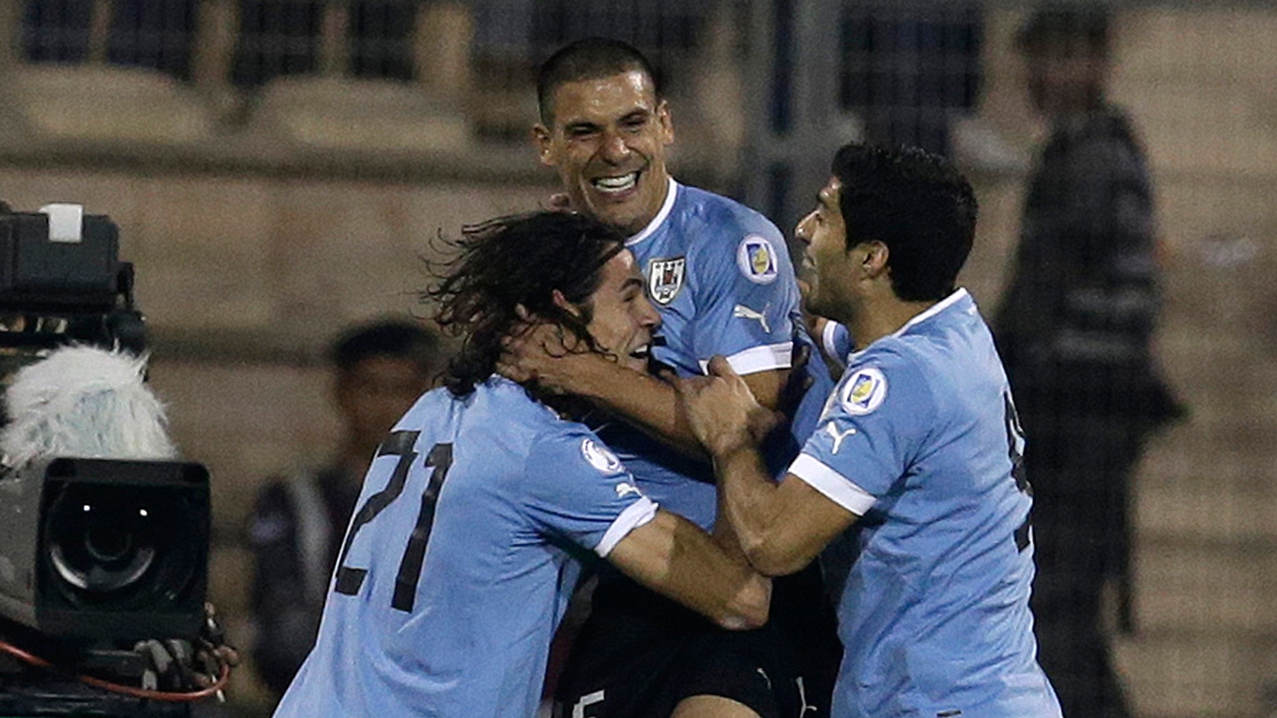 El jugador de Uruguay, Maximiliano Pereira, centro, festeja con sus compañeros Edinson Cavani, izquierda, y Luis Suárez, tras anotar un gol contra Jordania en un partido por el repechaje mundialista el miércoles, 13 de noviembre de 2013, en Amán. (AP Photo/Hassan Ammar)