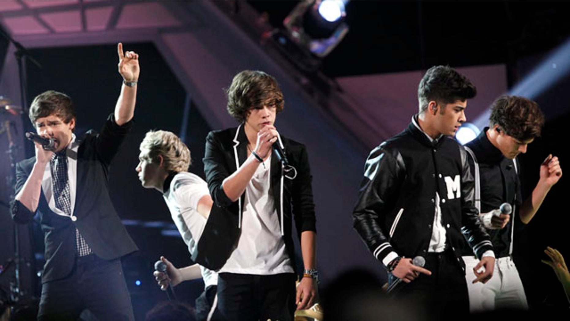 British-Irish band One Direction performs at Nickelodeon's 25th annual Kids' Choice Awards in Los Angeles, California March 31, 2012. REUTERS/Mario Anzuoni (UNITED STATES - Tags: ENTERTAINMENT)
