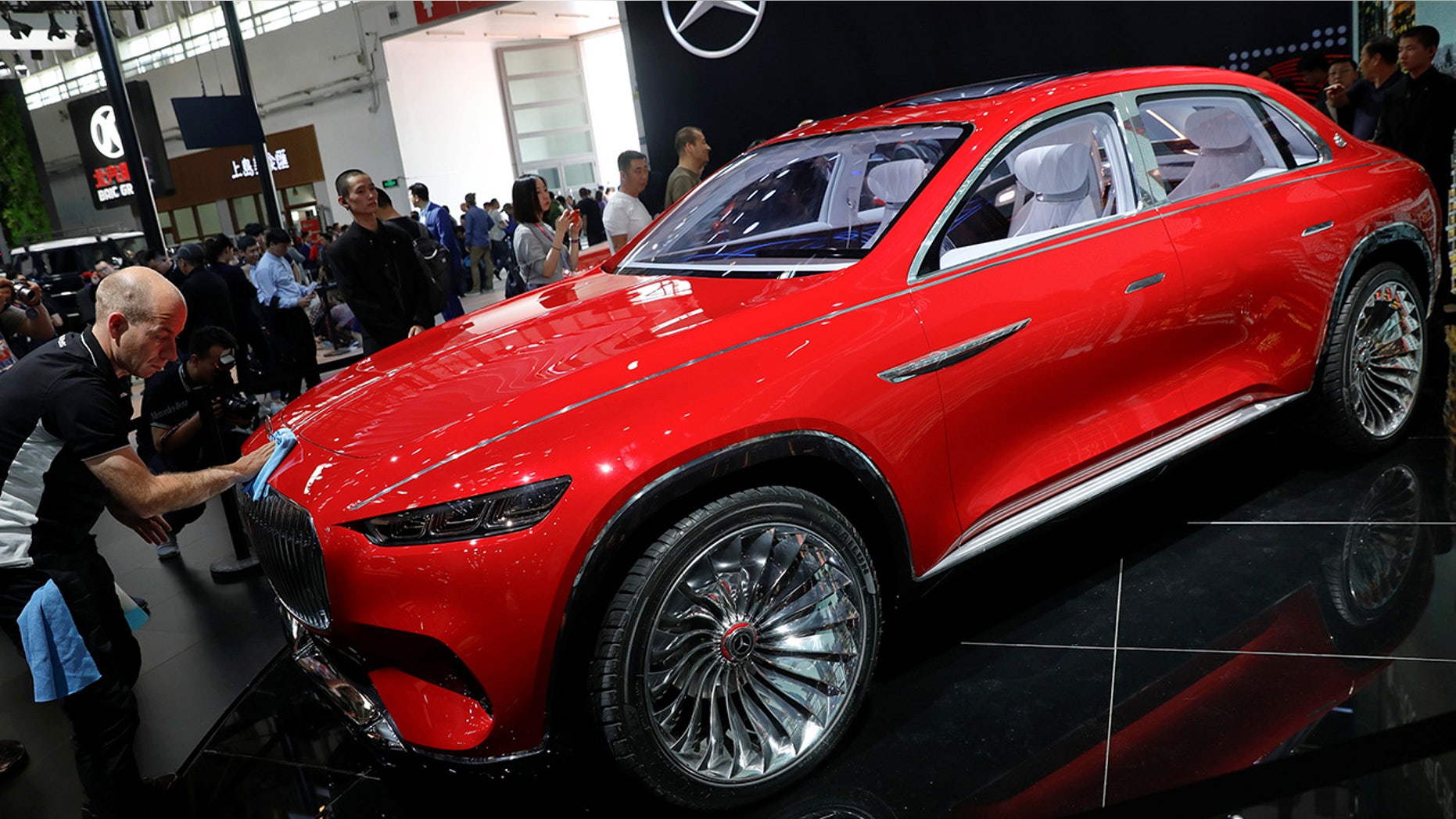 A member of staff cleans the Mercedes-Maybach Ultimate Luxury displayed during a media preview of the Auto China 2018 motor show in Beijing, China April 25, 2018. REUTERS/Damir Sagolj - RC17A27CF8B0