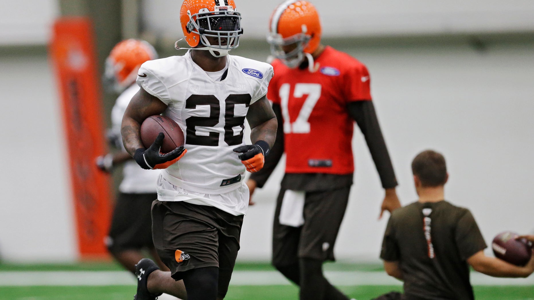 Cleveland Browns running back Willis McGahee (26) runs the ball during practice at the NFL football team's facility in Berea, Ohio Wednesday, Oct. 16, 2013. (AP Photo/Mark Duncan)