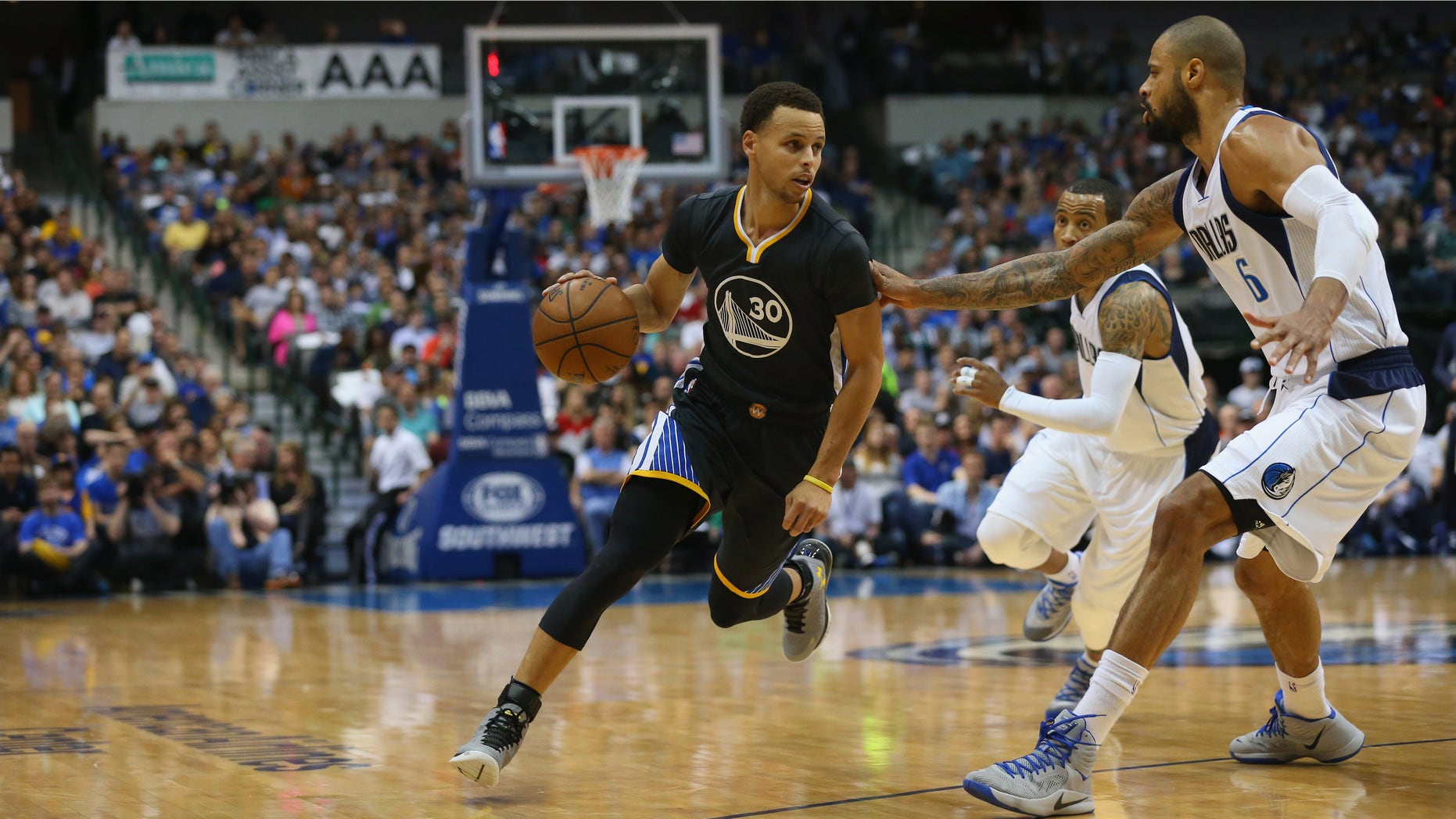DALLAS, TX - APRIL 04: Stephen Curry #30 of the Golden State Warriors during play against the Dallas Mavericks at American Airlines Center on April 4, 2015 in Dallas, Texas. NOTE TO USER: User expressly acknowledges and agrees that, by downloading and or using this photograph, User is consenting to the terms and conditions of the Getty Images License Agreement. (Photo by Ronald Martinez/Getty Images)