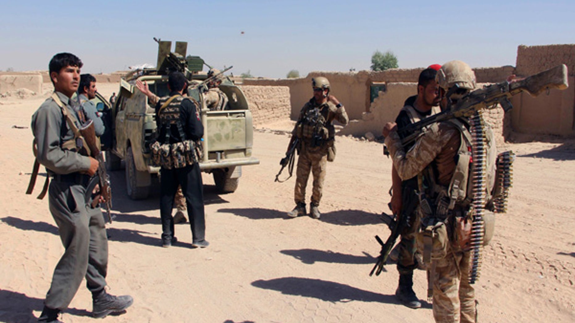 Afghan Special Forces and policemen prepare themselves for battle with the Taliban on the outskirts of Lashkar Gah capital of Helmand, Afghanistan October 10, 2016. REUTERS/Abdul Mailk - RTSRLPZ
