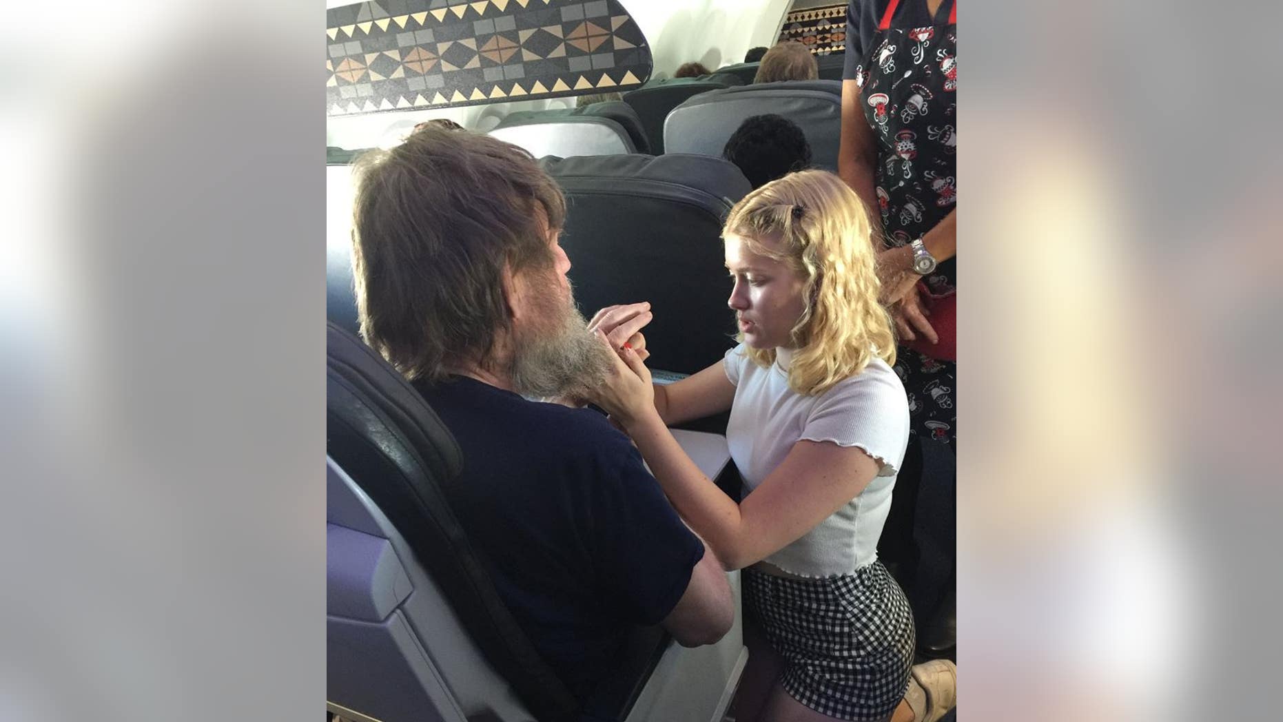 A 15-year-old passenger has wowed the flight crew ─ and the Internet ─ by helping make a deaf and blind man's trip more comfortable.