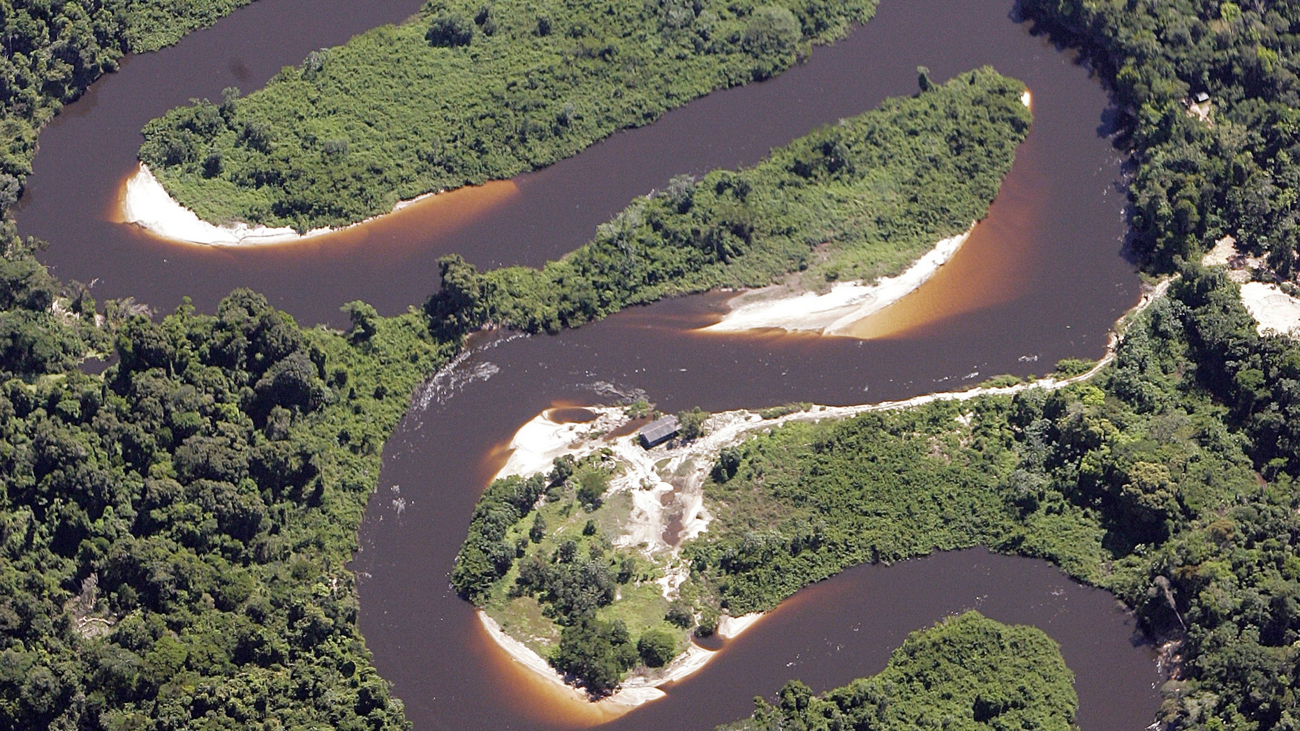 File photo - Virgin Amazon jungle is seen in this aerial photo taken over Mato Grosso State, one of the Brazilian states of greatest deforestation, May 18, 2005 (REUTERS/Rickey Rogers).