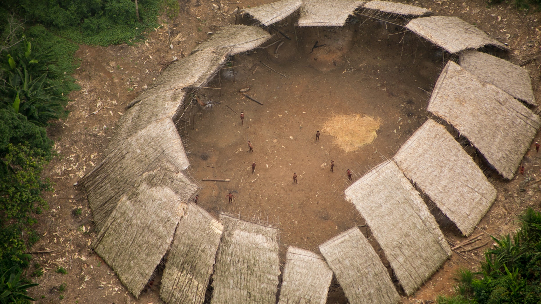 Uncontacted Yanomami yano (communal house) in the Brazilian Amazon, photographed from the air in 2016 (© Guilherme Gnipper Trevisan/FUNAI/Hutukara).