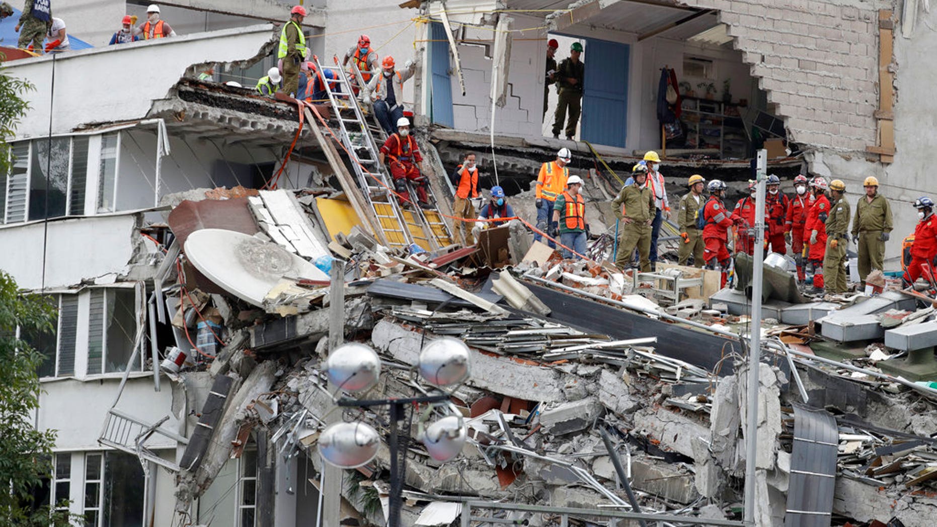 Volunteers continued to dig through a destroyed building in Mexico City on Sunday, five days after a magnitude 7.1 earthquake devastated the city.