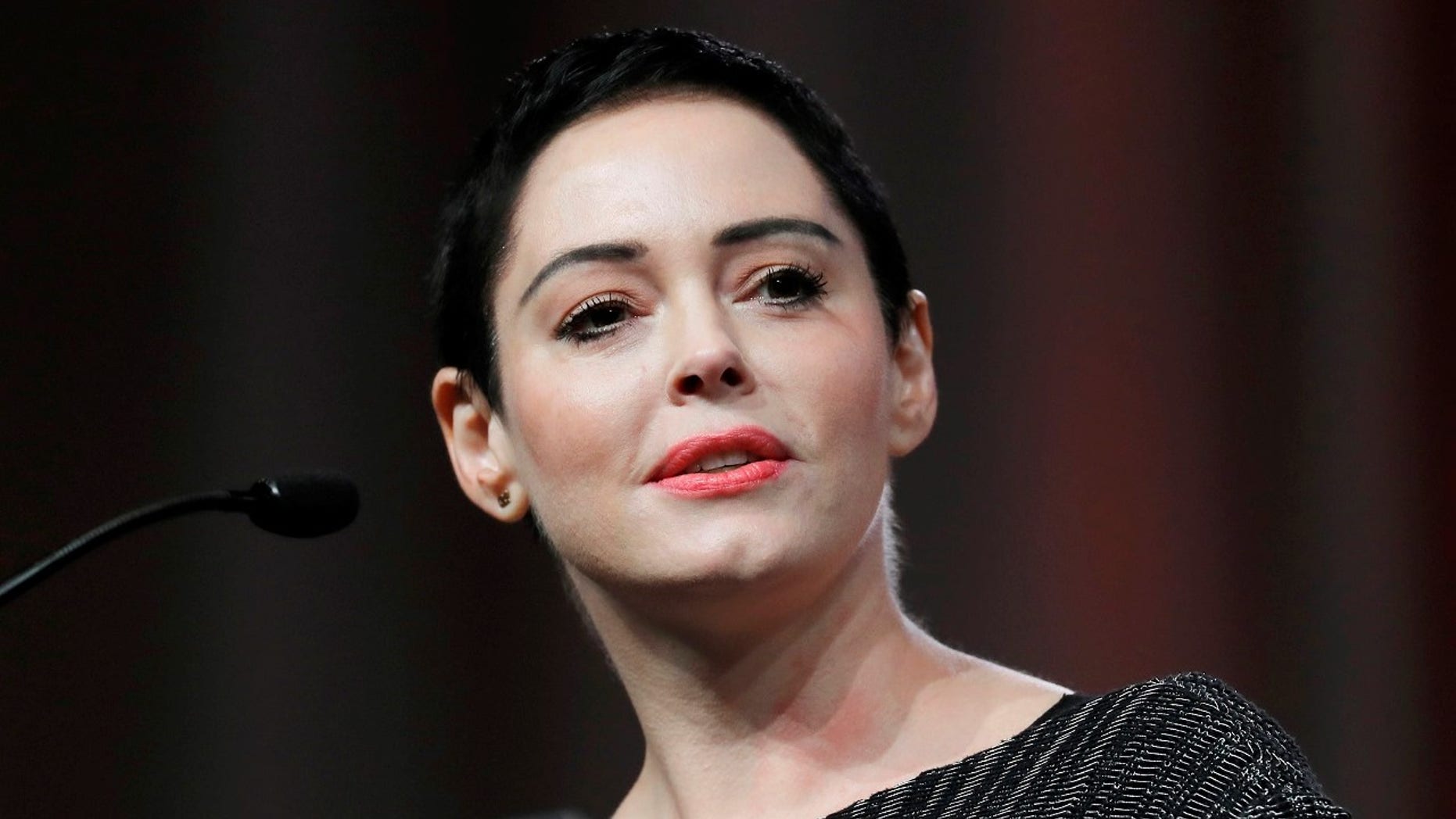 En esta imagen del 27 de octubre de 2017, la actriz Rose McGowan pronuncia un discurso durante la inauguración de la Convención de la Mujer en Detroit. (AP Foto/Paul Sancya, Archivo)