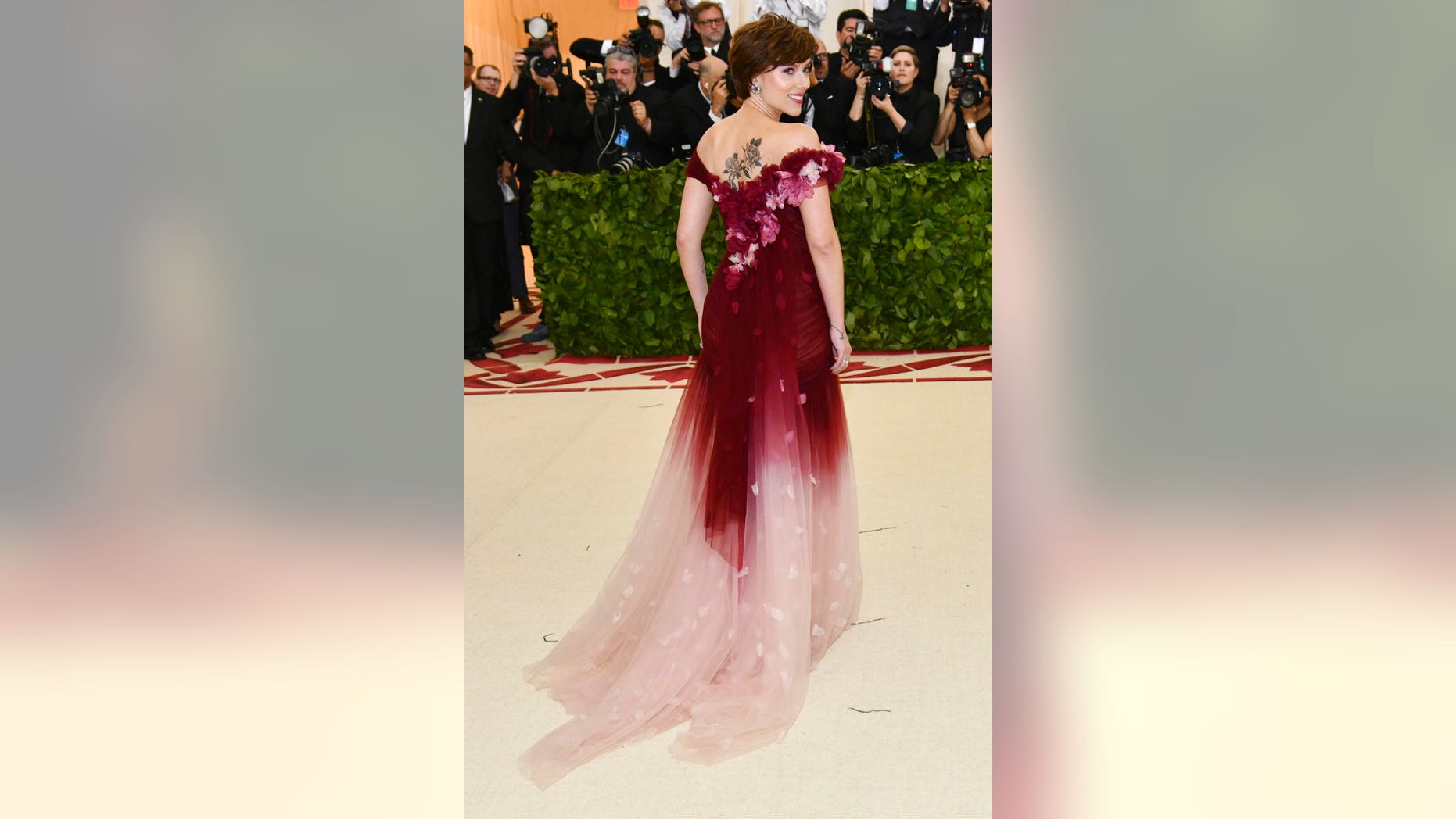 Scarlett Johansson attended to Met Gala wearing Marchesa.