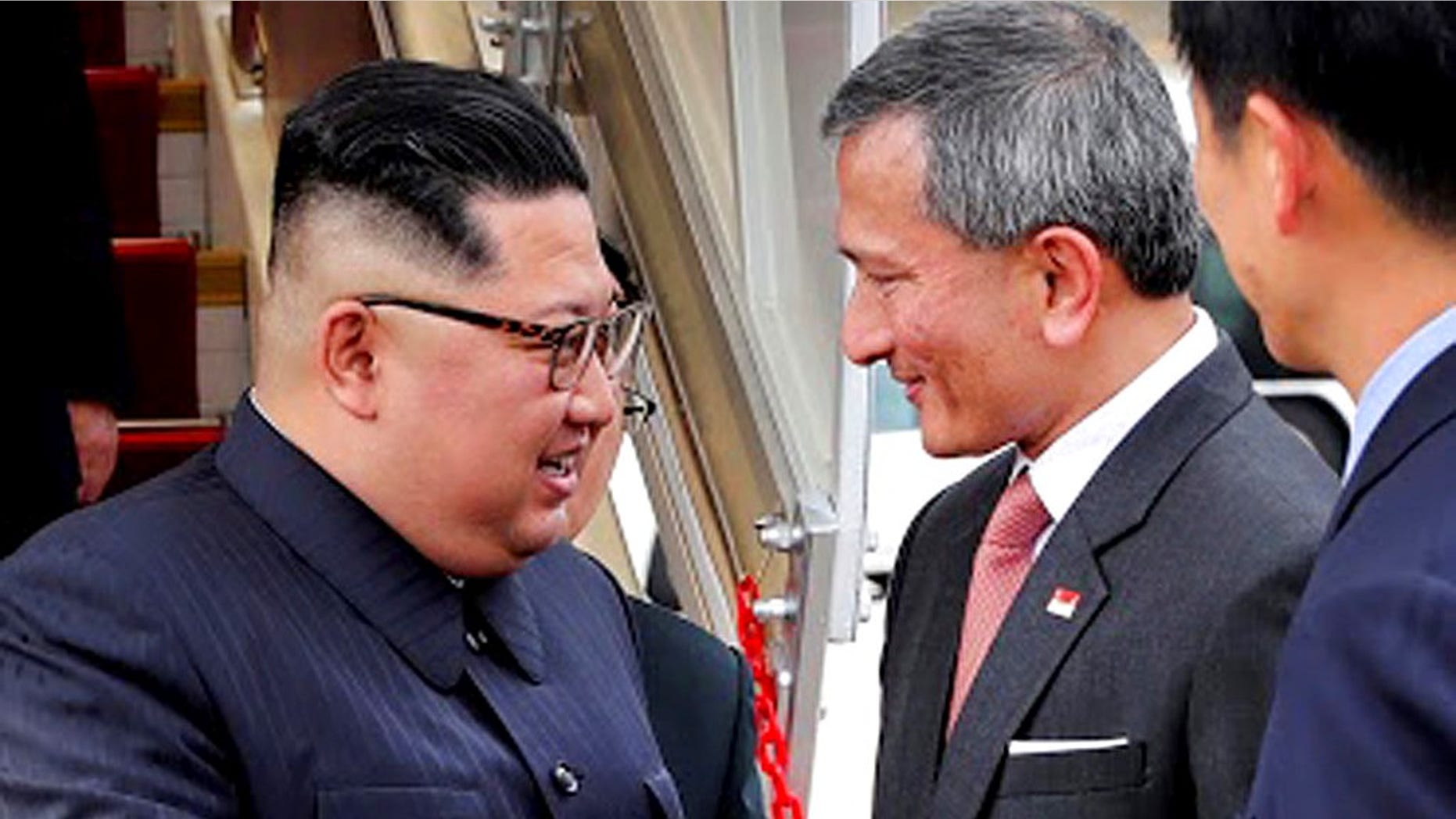 Kim Jong Un arrived in Singapore in a Chinese charter plane, one of the three that departed from North Korea in an hour.