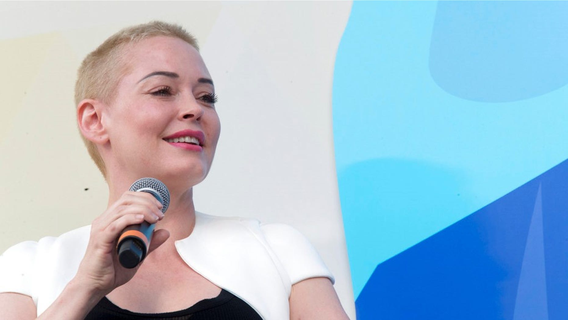 Debuting a bleached buzz cut, McGowan told the New York City audience that the president is “just too dumb” to keep his thoughts to himself.