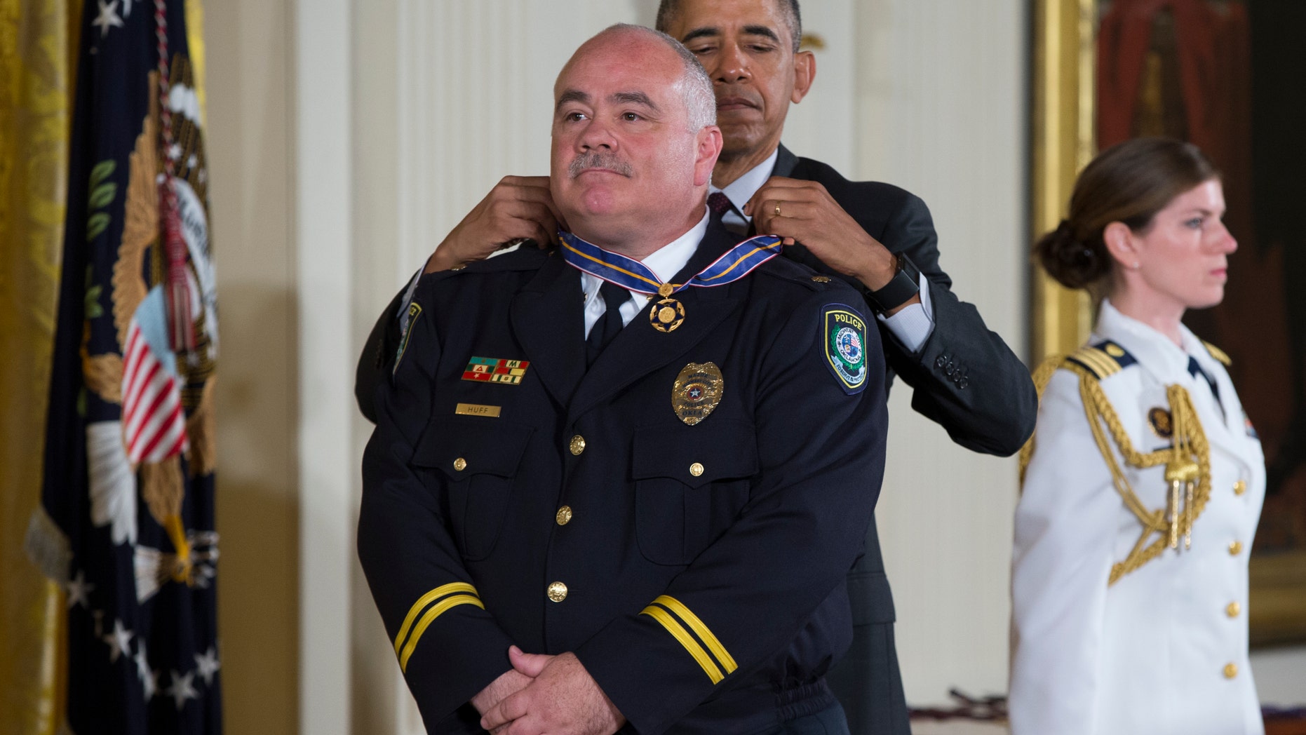 President Barack Obama presents the Medal of Valor to Midwest City, Okla. Police Major David Huff.