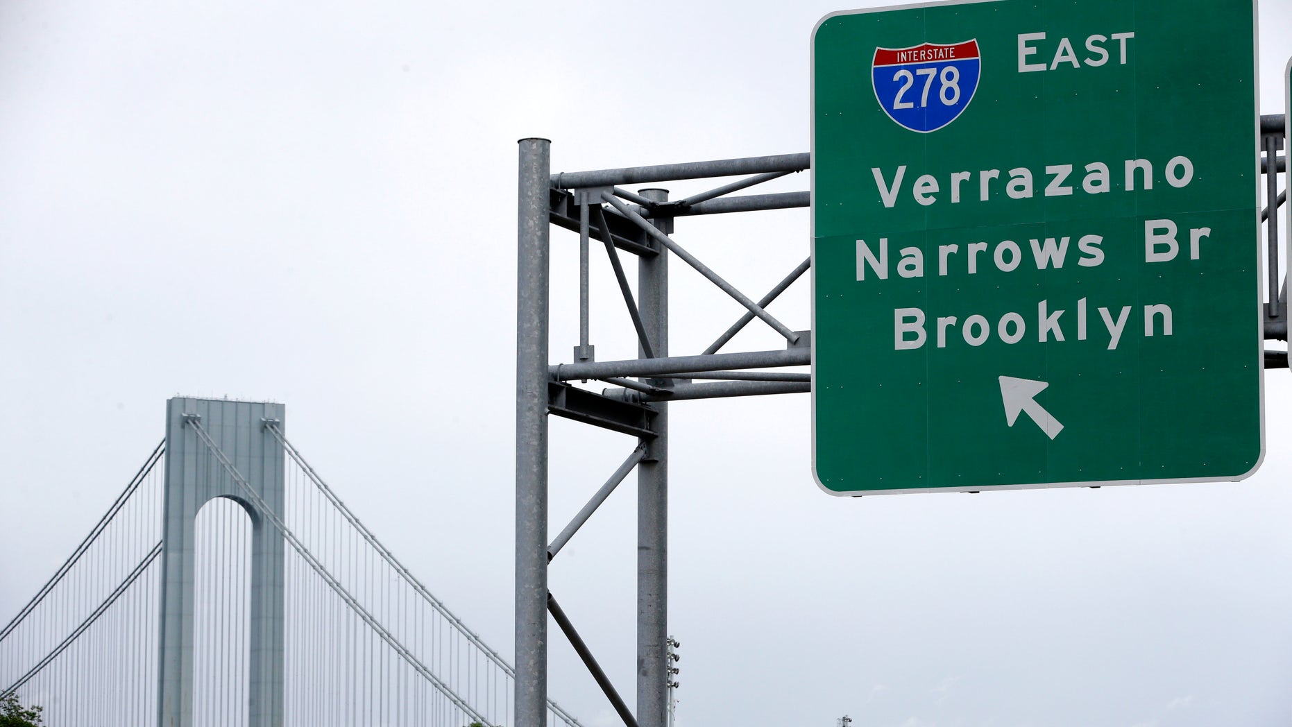 A road sign indicating an entrance to the Verrazano-Narrows Bridge.