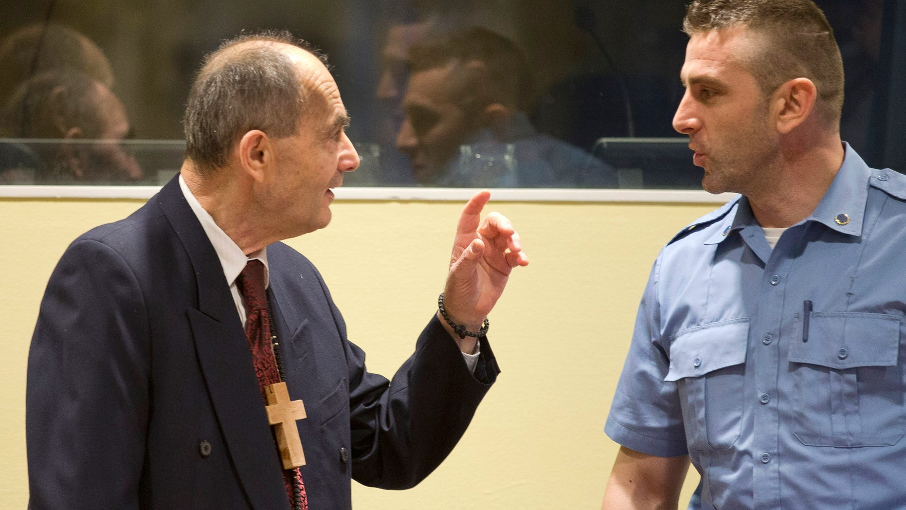 Zdravko Tolimir, left, with a U.N. security guard at the Yugoslav war crimes tribunal in 2015.