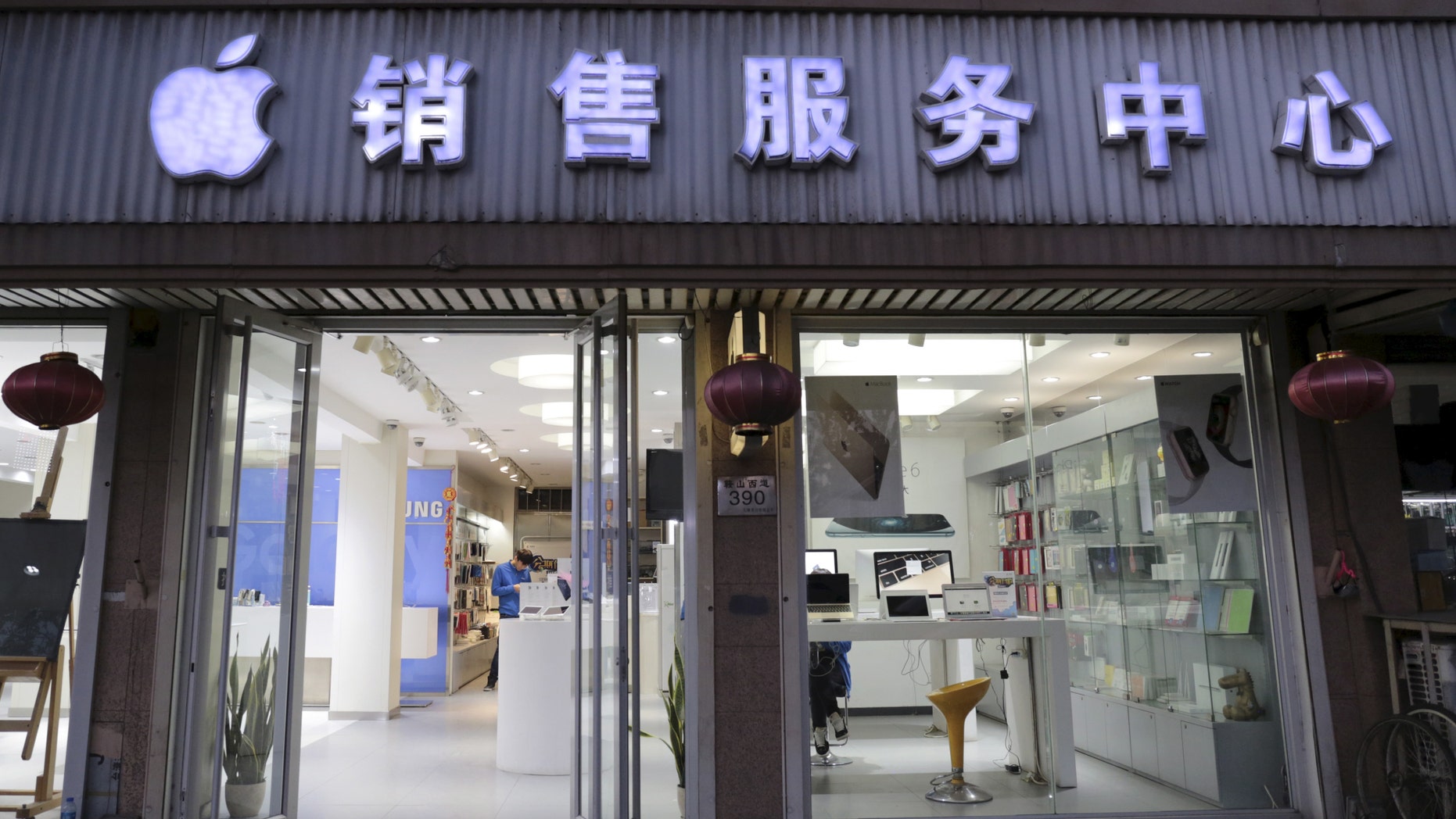 File photo - An employee is seen inside a shop selling Apple products in Tianjin, China, Oct. 29, 2015. (REUTERS/Paul Carsten)