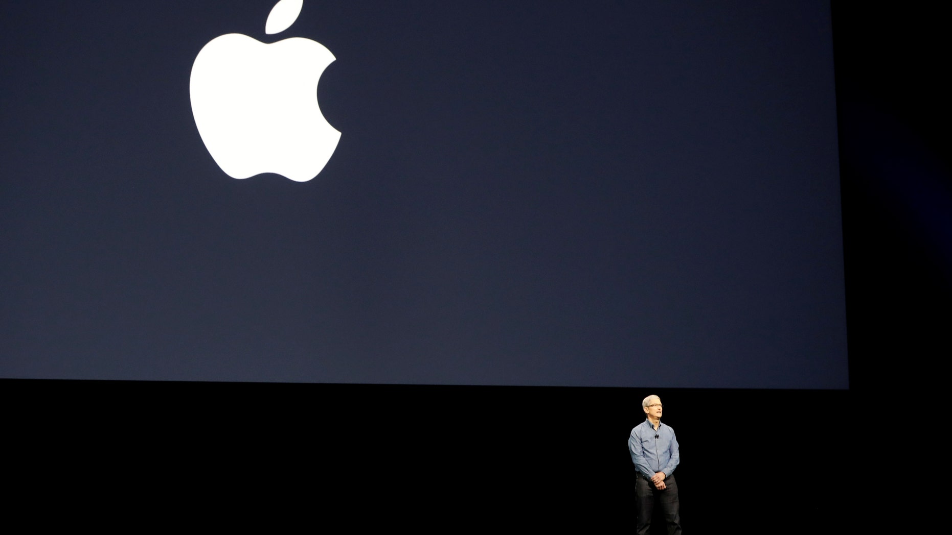 Apple Inc. CEO Tim Cook leads a moment of silence for the victims of the attack in Orlando as he opens the company's World Wide Developers Conference in San Francisco, California June 13, 2016. (REUTERS/Stephen Lam)