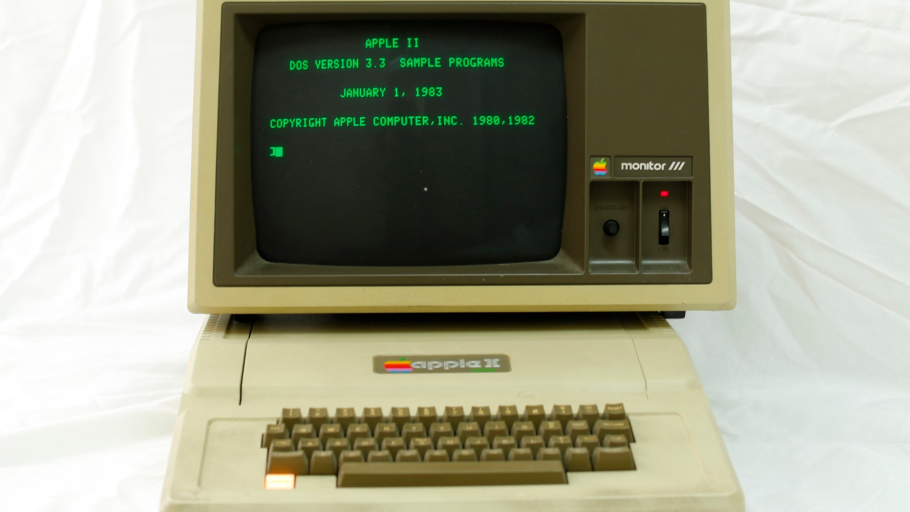 File photo - An Apple II computer is seen at B&R Computer Service shop in San Diego, California Jan. 22, 2014. (REUTERS/Mike Blake)