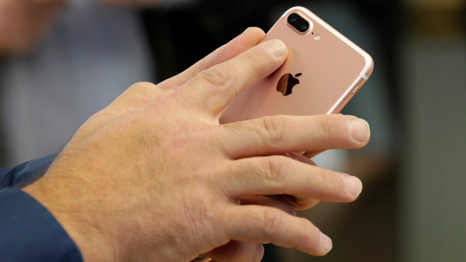 File photo - A Rose Gold iPhone 7 Plus with dual cameras is shown in Australia's flagship Apple store in Sydney, Sept. 16, 2016. (REUTERS/Jason Reed)