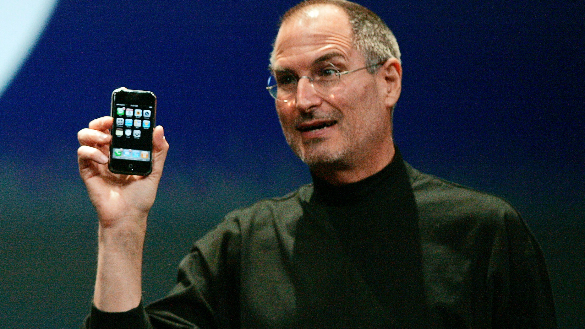 File photo - Steve Jobs holds the first iPhone in San Francisco, California January 9, 2007. (REUTERS/Kimberly White)