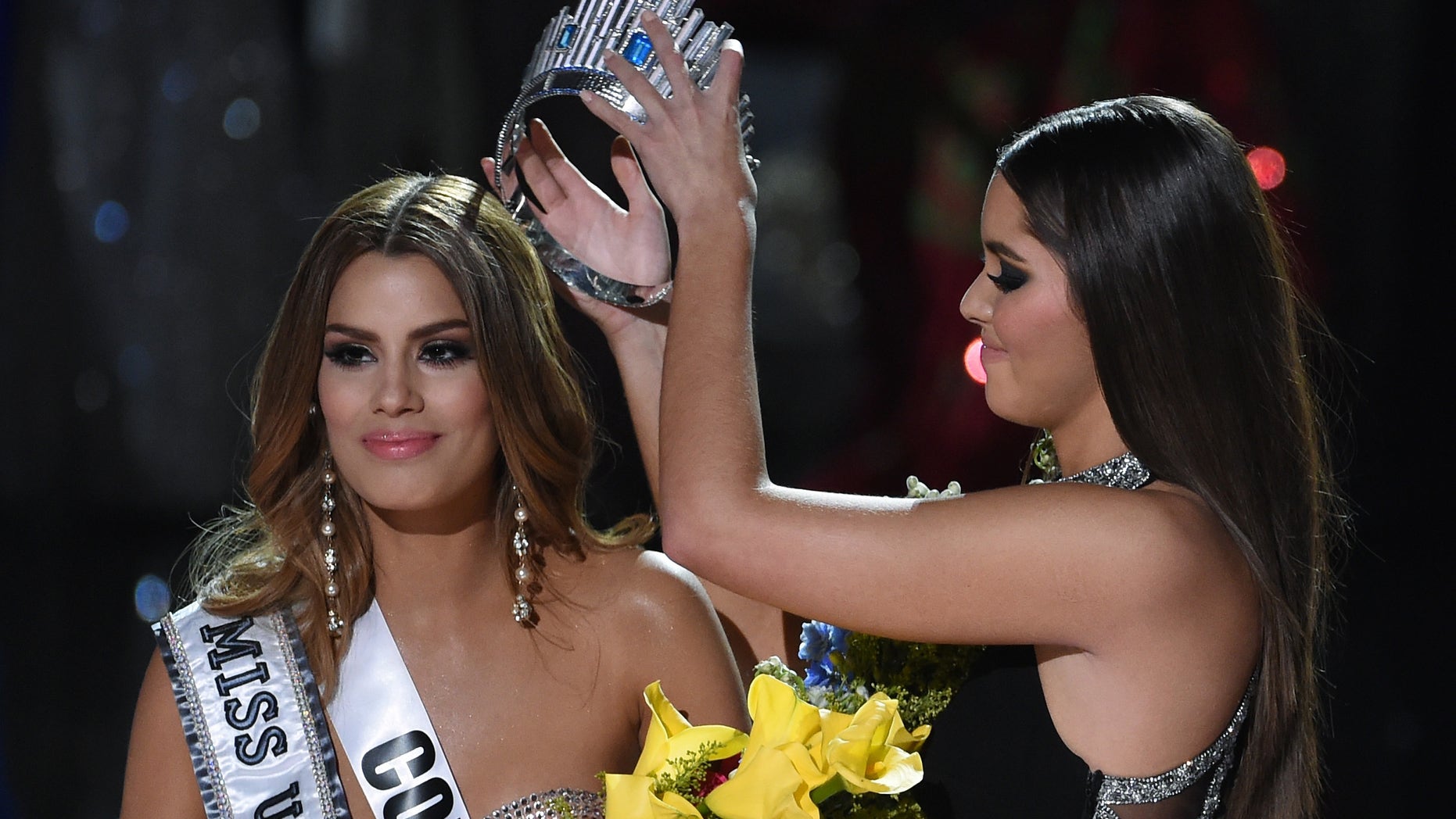 Miss Universe 2014 Paulina Vega removes the crown from Miss Colombia 2015, Ariadna Gutierrez.