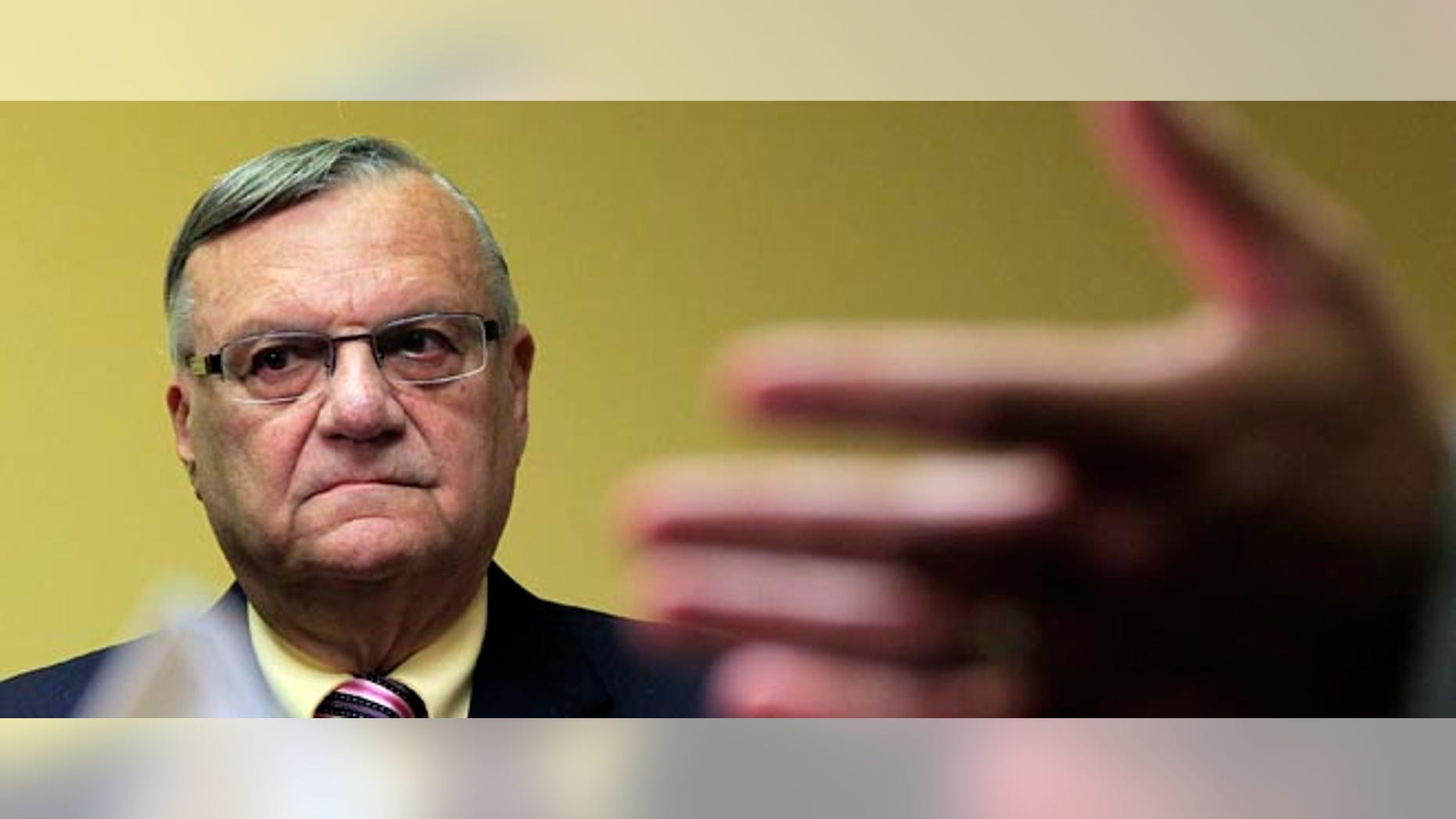 En esta fotografÃa de archivo del 3 de abril de 2012, el alguacil del condado de Maricopa en Arizona, Joe Arpaio, escucha a uno de sus abogados durante una rueda de prensa en Phoenix. Arpaio tiene previsto declarar como testigo el martes 24 de julio en el juicio interpuesto por supuesto etiquetamiento racial de los hispanos en sus redadas contra inmigrantes. (Foto AP/Ross D. Franklin, archivo)