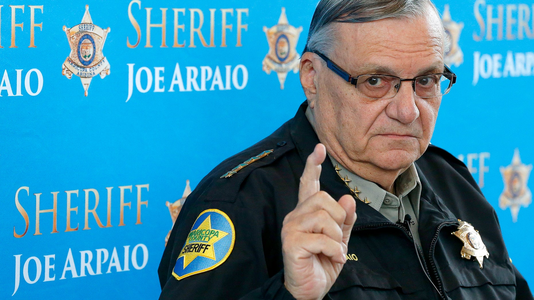 El alguacil del condado Maricopa, Arizona, Joe Arpaio en una foto del miércoles 18 de diciembre del 2013, durante una conferencia de prensa. El condado pagará más de 7 millones de dólares para resolver demandas judiciales entabladas por un ex funcionario y dos ejecutivos de semanarios, quienes acusaron a Arpaio de abusar de su poder. (Foto AP/Ross D. Franklin, Archivo)