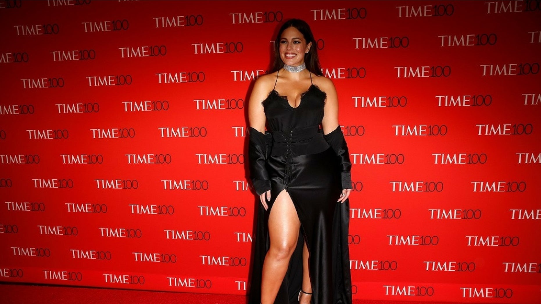 Ashley Graham called on the beauty industry to feature more curvy models in their ads.