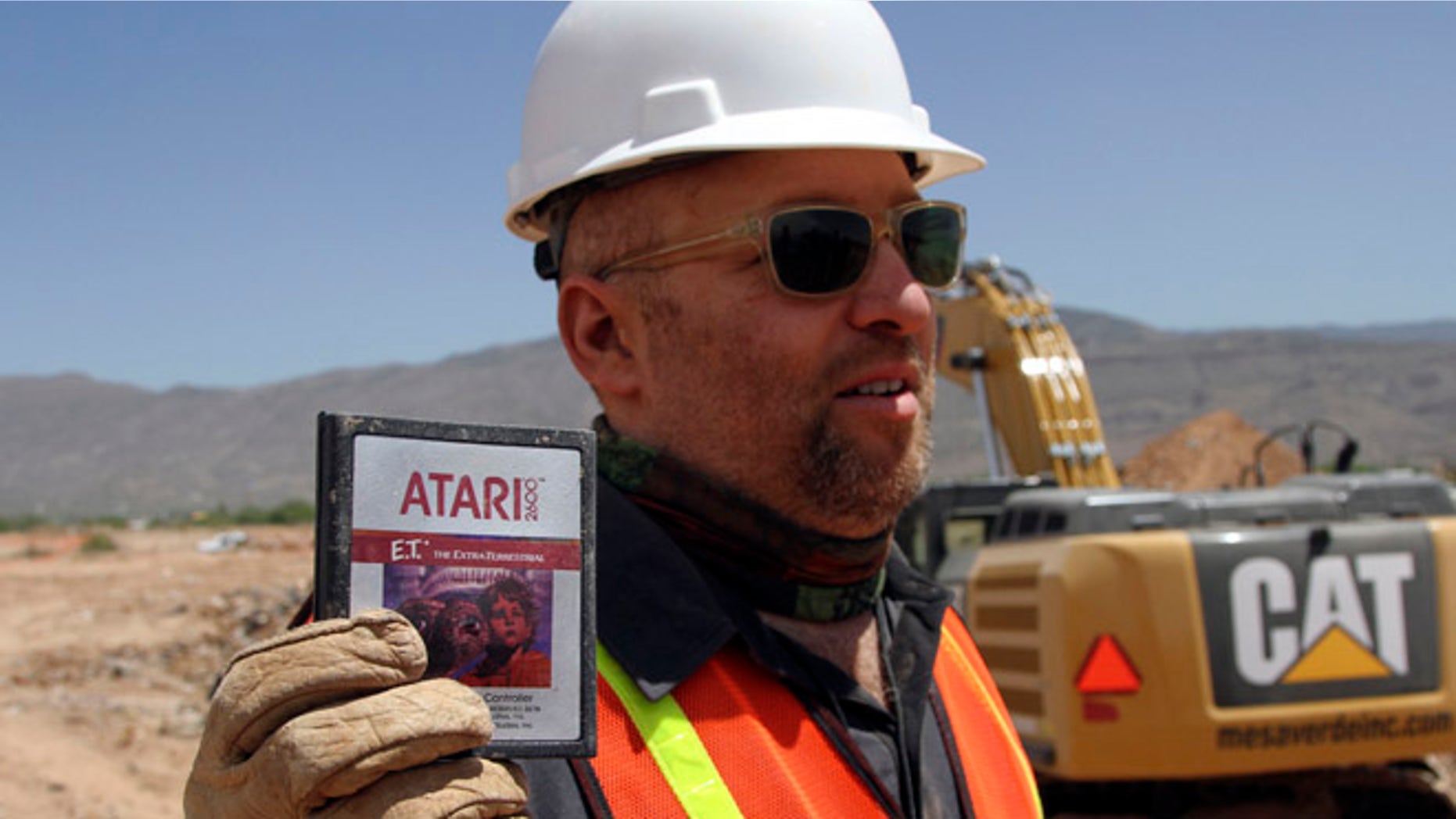 Apr. 26, 2014: Film Director Zak Penn shows a box of a decades-old Atari 'E.T. the Extra-Terrestrial' game found in a dumpsite in Alamogordo, N.M.