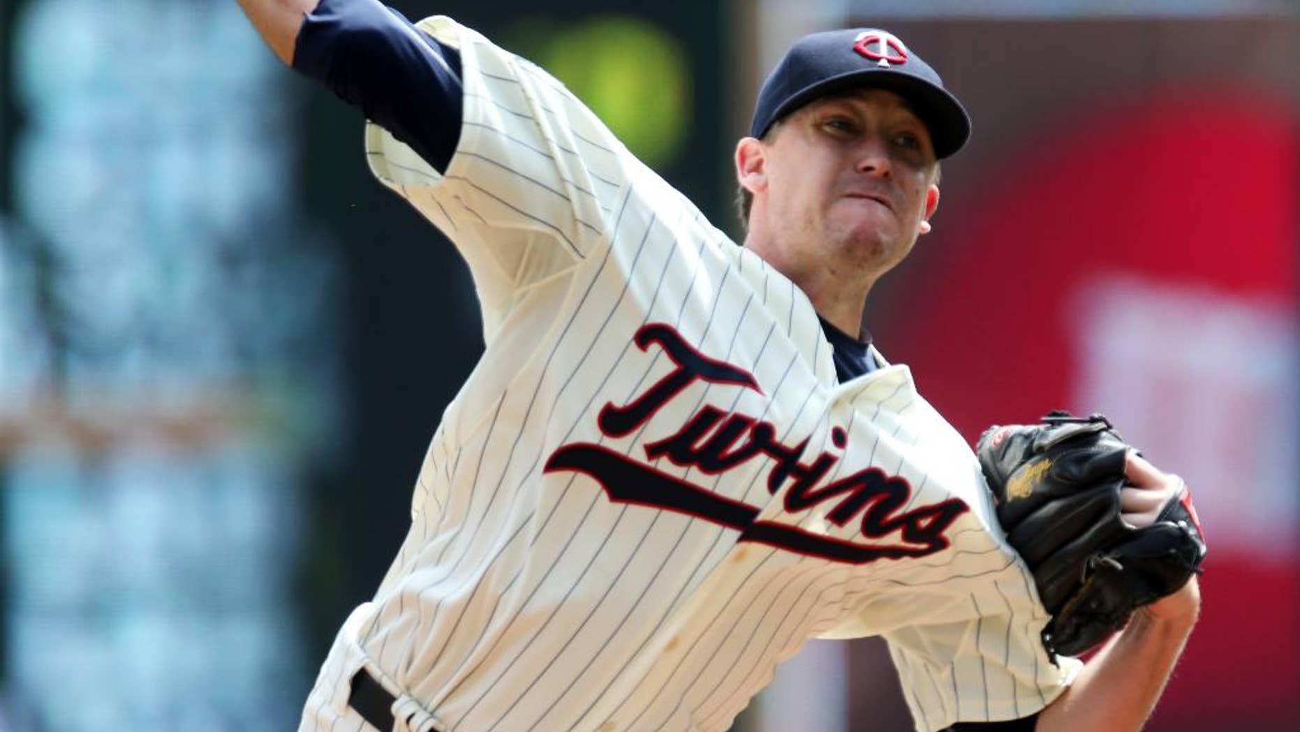 Minnesota Twins starting pitcher Kevin Correia throws against the San Diego Padres in the first inning of a baseball game, Wednesday, Aug. 6, 2014, in Minneapolis. (AP Photo/Jim Mone)