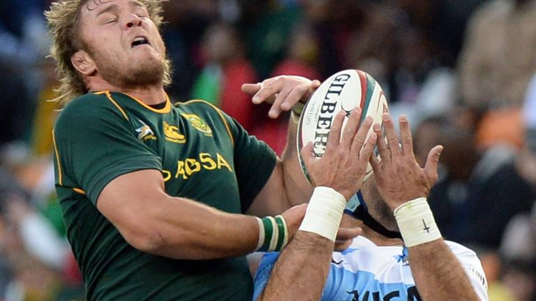 South Africa's Fourie du Preez (L) fights for the ball during the Rugby Championship first round match against Argentina at the Soccer City stadium in Soweto, on August 17, 2013