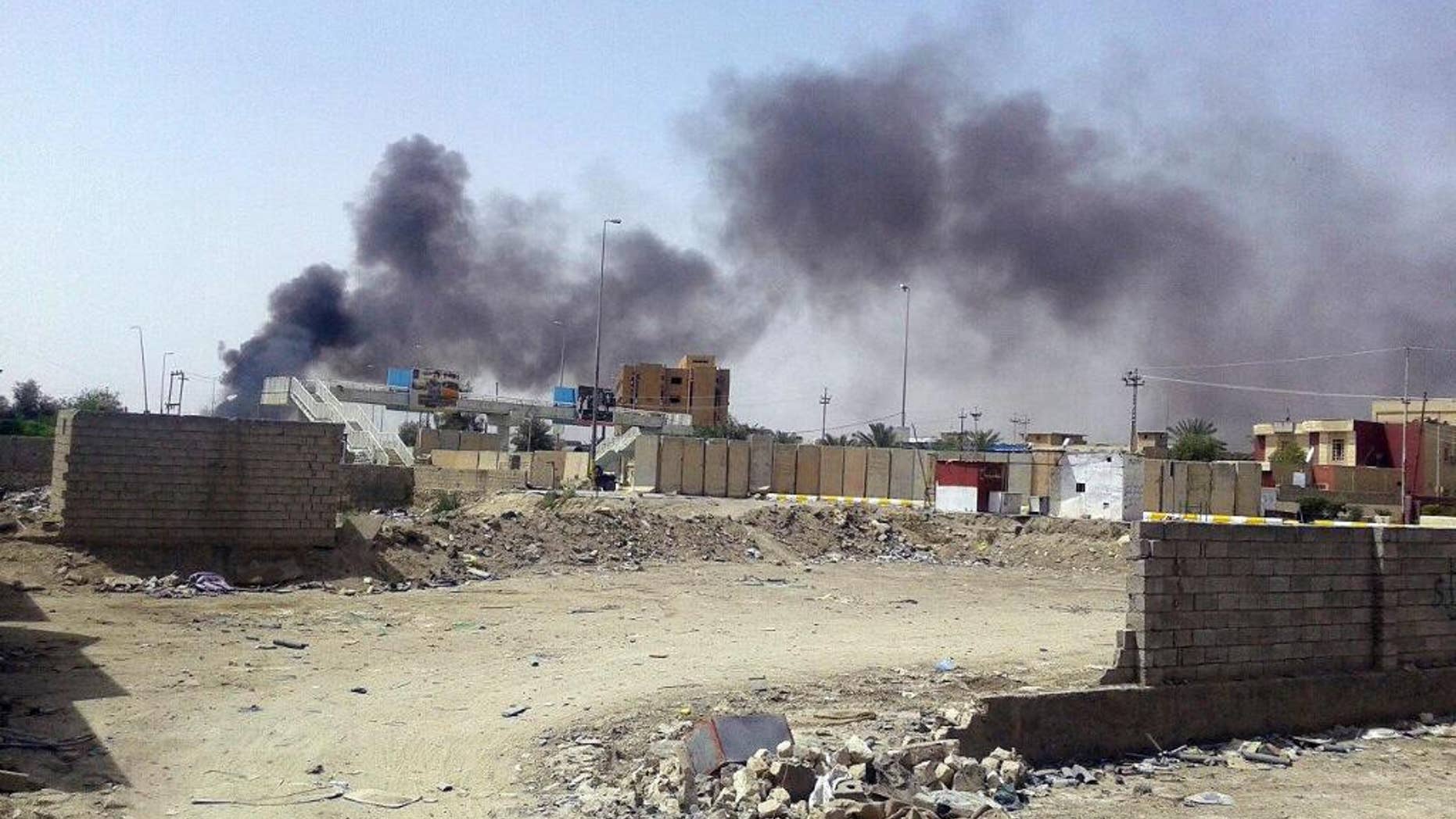 Smoke rises from the Haouz neighborhood during clashes with Islamic State group militants, in central Ramadi, 70 miles (115 kilometers) west of Baghdad, Iraq, Monday, April 20, 2015. (AP Photo)