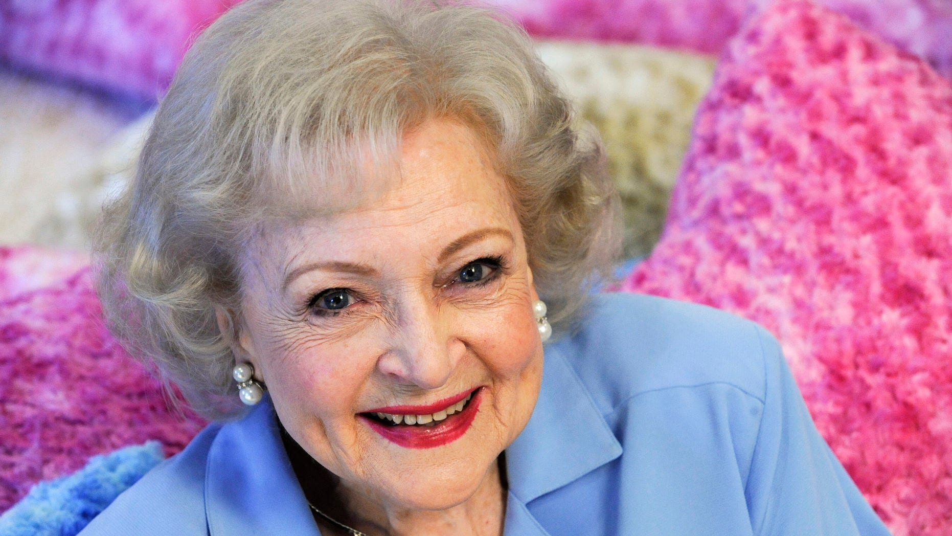 Actress Betty White poses for a photograph in Los Angeles, California May 26, 2010. REUTERS/Gus Ruelas (UNITED STATES - Tags: ENTERTAINMENT PROFILE)