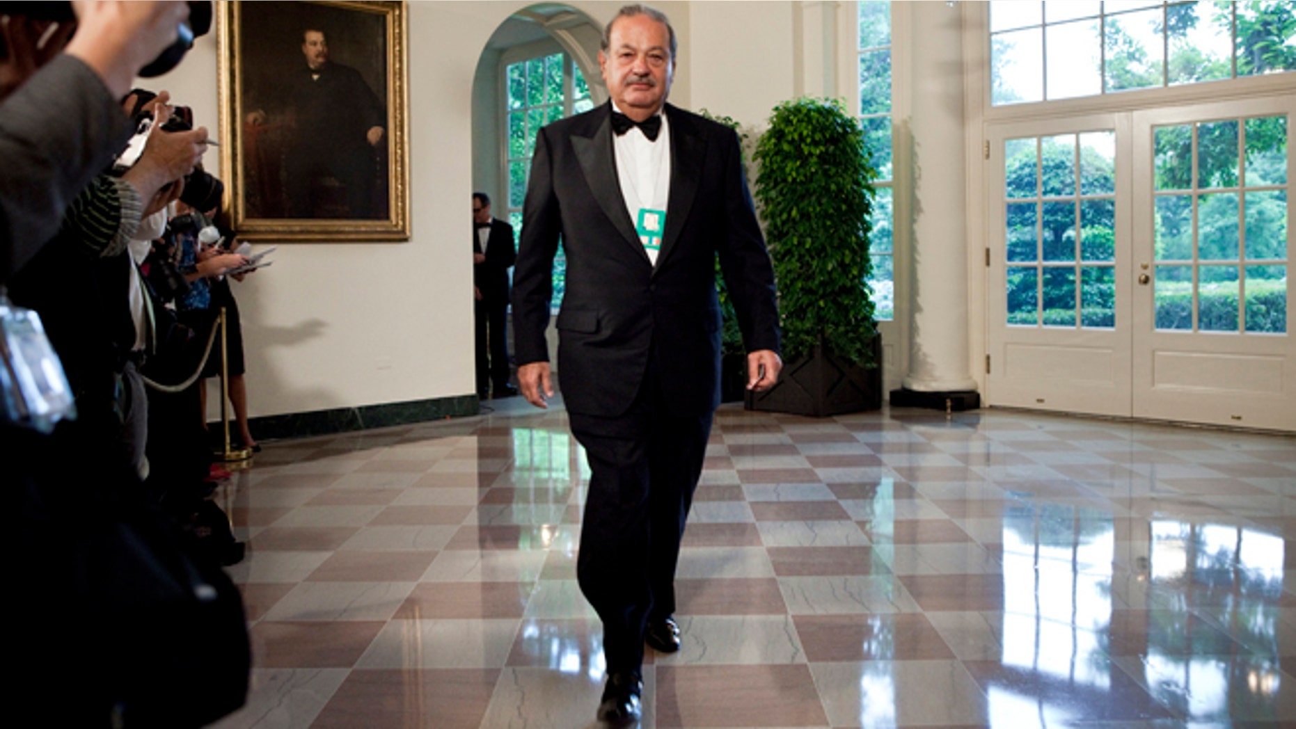 WASHINGTON - MAY 19: Carlos Slim, Chairman and CEO of Telmex, Telcel and America Movil, arrives at the White House for a state dinner May 19, 2010 in Washington, DC. President Barack Obama and first lady Michelle Obama are hosting Mexican President Felipe Calderon and his wife Margarita Zavala for a state dinner during their visit to the United States. (Photo by Brendan Smialowski/Getty Images) *** Local Caption *** Carlos Slim