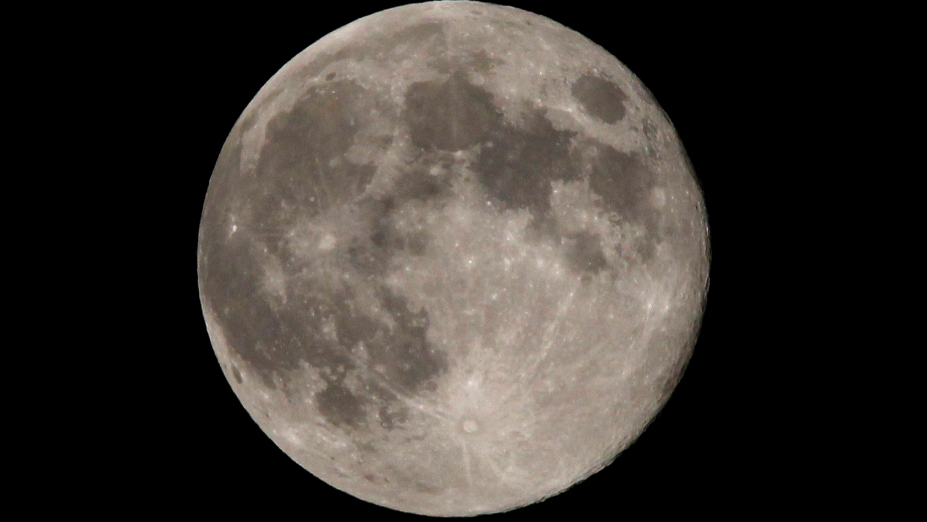 A full moon sits over the Washington region on the night of moon walking astronaut Neil Armstrong's funeral seen from northern Virginia, August 31, 2012. Armstrong was the first man to walk on the moon in 1969 while a crew member of the moon landing Apollo 11 mission. REUTERS/Larry Downing (UNITED STATES - Tags: OBITUARY SOCIETY ENVIRONMENT) - RTR37CO7