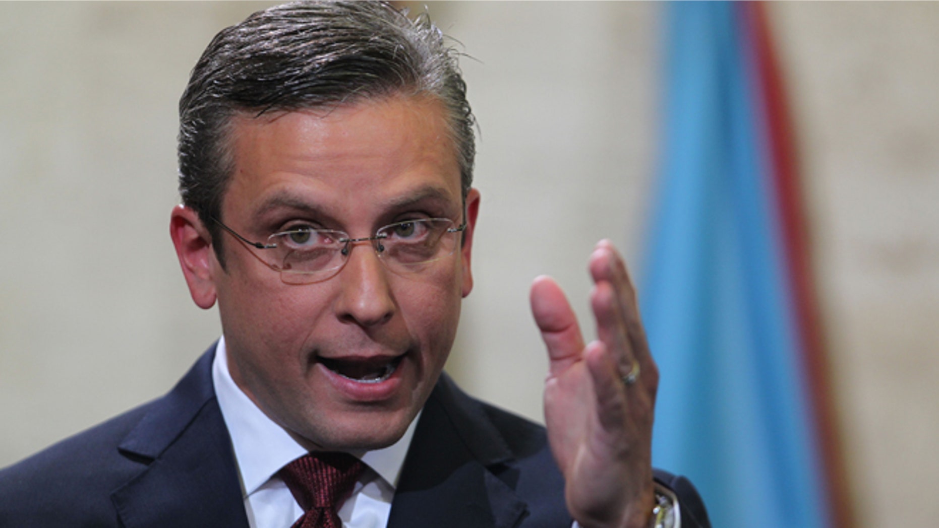 El gobernador de Puerto Rico Alejandro GarcÃa Padilla habla sobre el presupuesto del siguiente año fiscal en el Capitolio estatal, en San Juan, el jueves 30 de abril de 2015. GarcÃa firmó el domingo 3 de mayo una orden ejecutiva que autoriza el uso de la marihuana medicinal en el territorio estadounidense. (Foto AP/Ricardo Arduengo)