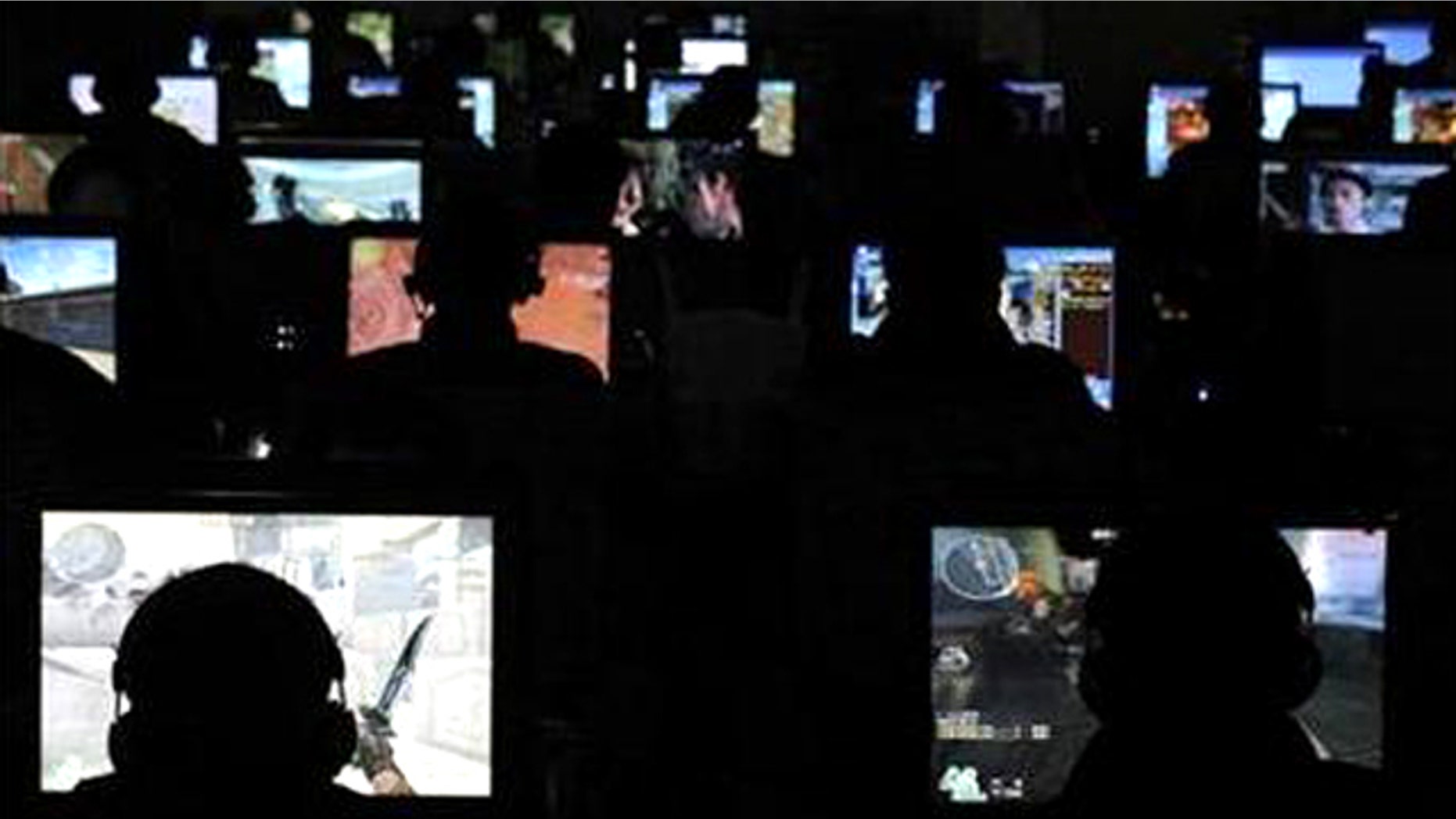 People use computers at an Internet cafe in Taiyuan, Shanxi province, November 13, 2009.