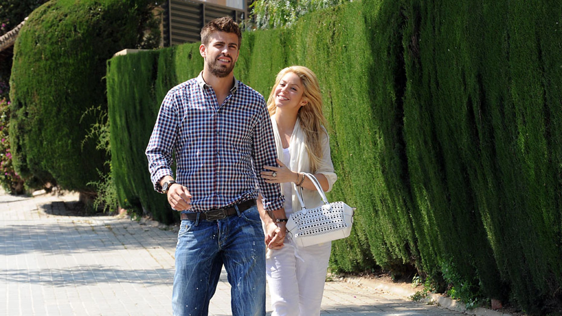 Photos © 2011 The Grosby Group -
15/04/2011
Barcelona
El amor de Shakira y Pique no tiene limite. Aunque la pareja suele disimular en publico, parece que el hecho de que ya se haya confirmado su romance ha provocado que la pareja se relaje y se muestre de lo más carinosa en publico.
(VIA)
