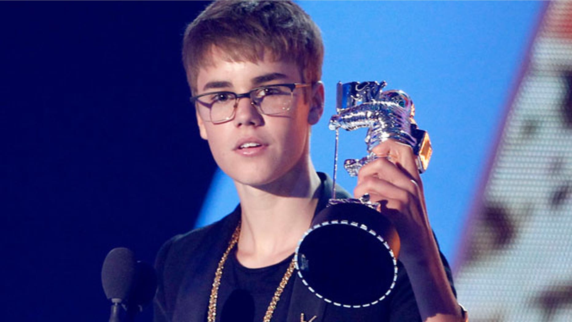 Justin Bieber accepts a VMA (AP)
