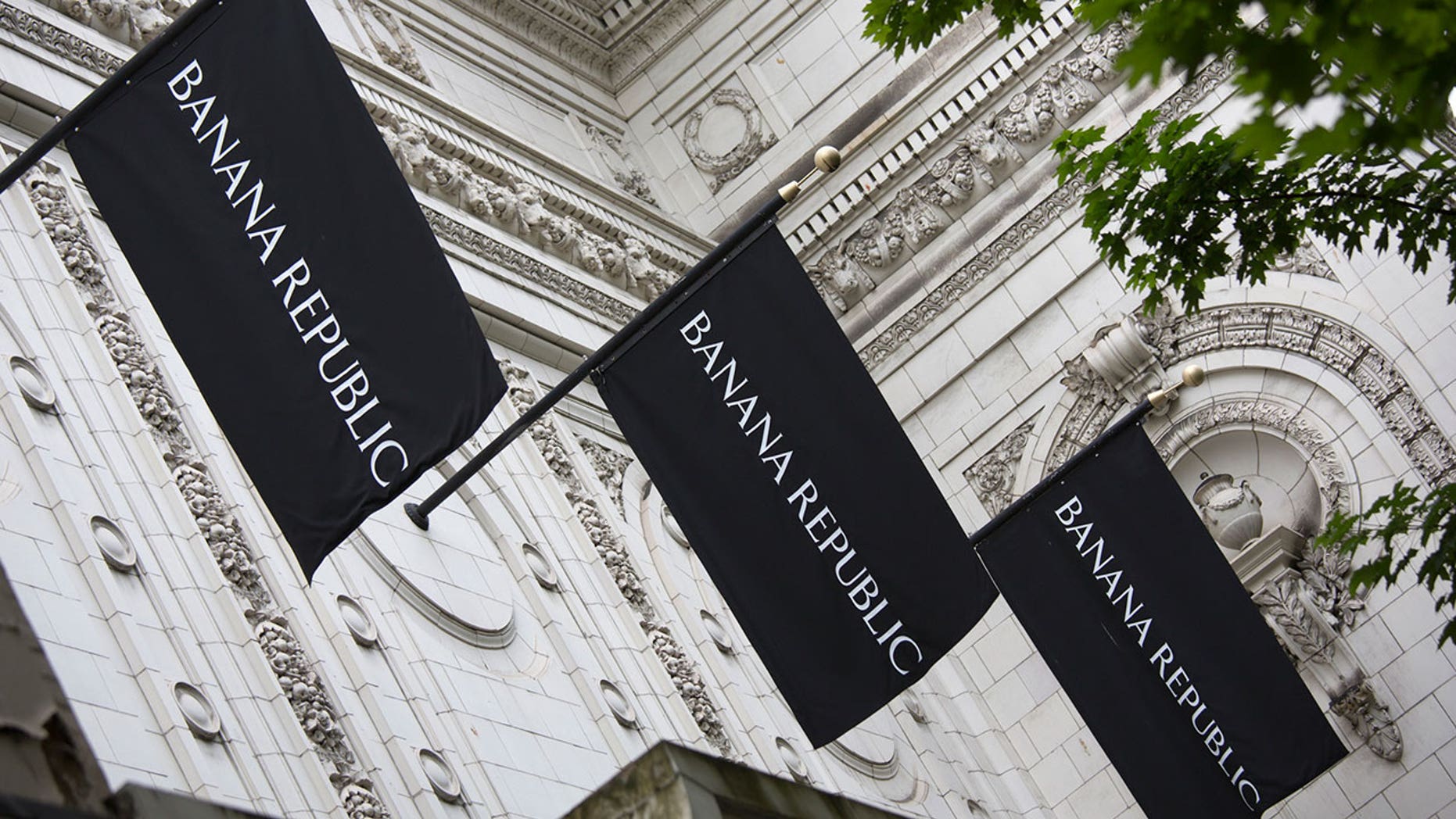 Banana Republic shoppers took to Twitter on Tuesday morning to vent their frustrations with the retailer.