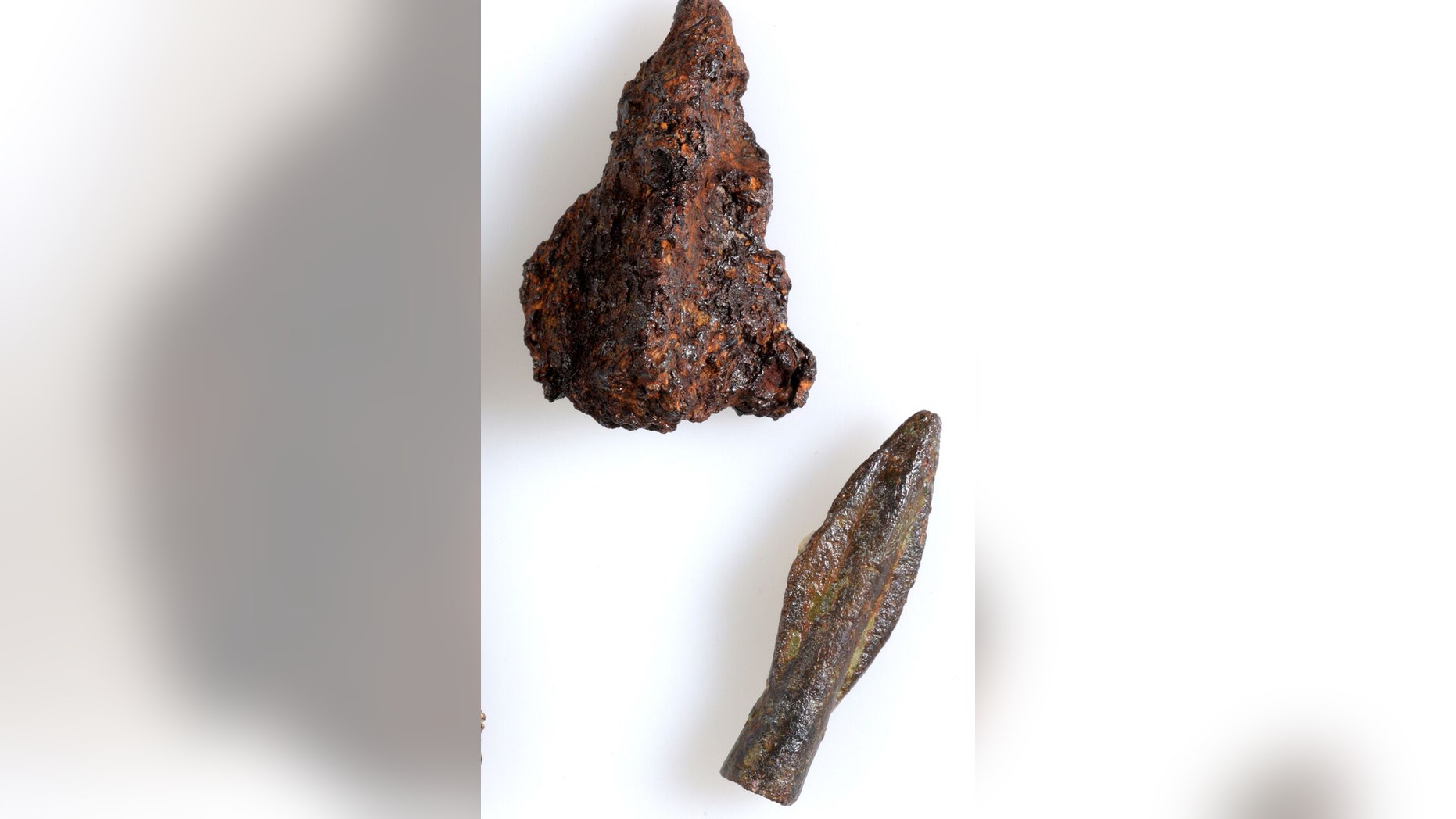 Arrowheads that were discovered in the excavation. Photo: Clara Amit, courtesy of the Israel Antiquities Authority.